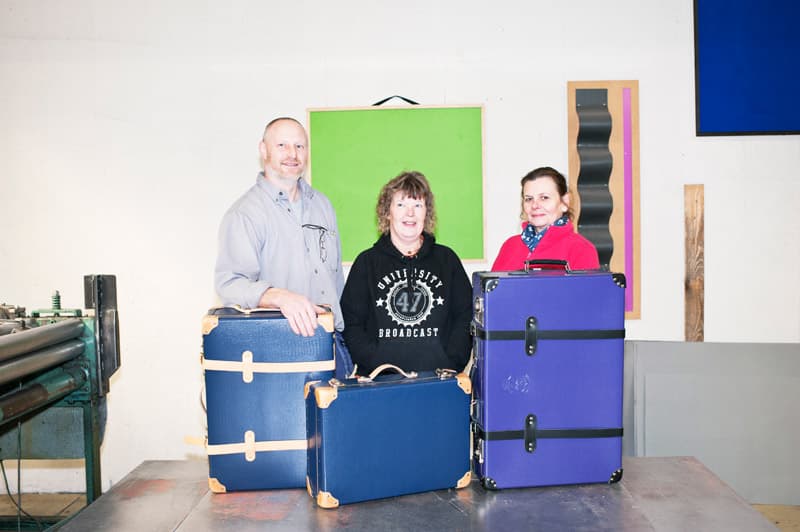 Gänget som splittrades. Britt-Marie Lindgren och Halina Kubiak fick sluta medan John Holm fick vara kvar när bruket återstartades efter konkursen.
