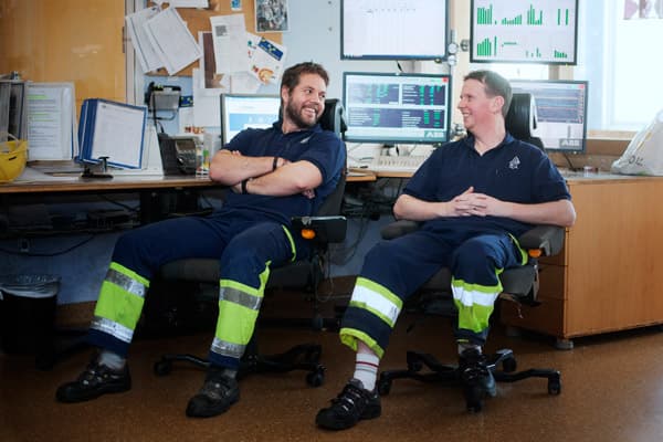 ”Det kan vara en hård jargong här, som kanske inte passar alla, säger Björn Wännman. Men stämningen är god, jättebra jämfört med en del andra arbetsplatser. Till höger arbetskamraten Ove Karlsson. Foto: REBECKA UHLIN