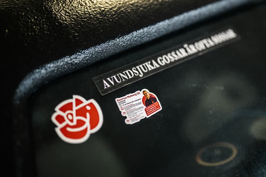 Rasmus Nyberg val av pynt i kärran. Foto: David Lundmark
