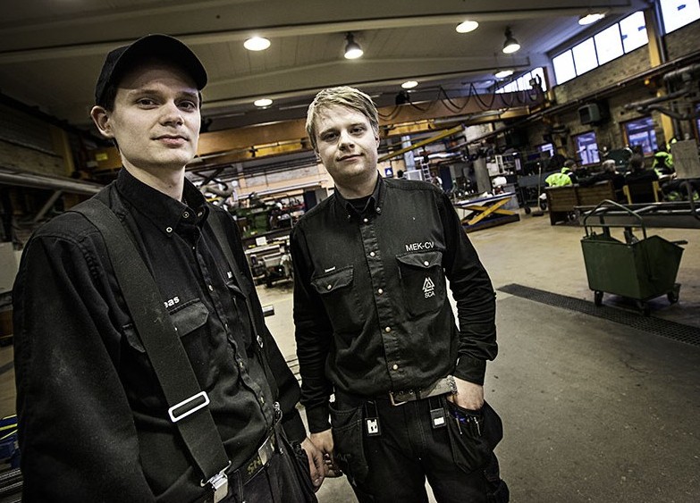 Andreas är 24 år och har jobbat i mekverkstaden på SCA Munksund i fem år. Emanuel är 21 och har ett par år som fast anställd. Foto: Anders Westergren