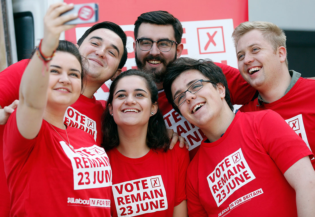 Remain-aktivister tar en selfie före Labourledaren Jeremy Corbyns tal i kampanjen för att Storbritanien ska stanna kvar i EU. Foto: TT