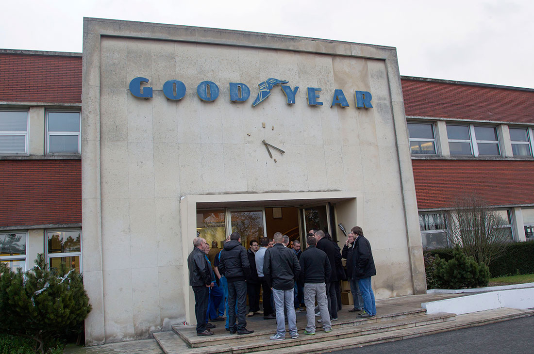 2014 Goodyear-arbetare håller två direktörer som gisslan i 30 timmar i protest mot nedläggningen av fabriken. 2016 döms åtta av dem till fängelsestraff. Domen har överklagats.