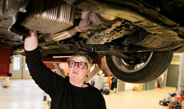 Charlie Lindström: ”Jag sökte utbildningen för att jag ville ha jobb och för att bilar var ett intresse. Man måste visa hur kul det är, och att det är ett yrke för alla, även kvinnor, fast det är så mansdominerat.” Foto: Per Groth