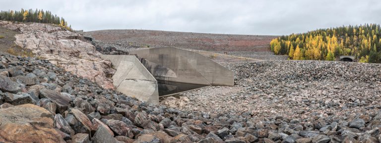 Letsidammen är 80 meter hög och 1 500 meter lång. Den gamla älvfåran ligger torrlagd 17 km ner till Voullerim.