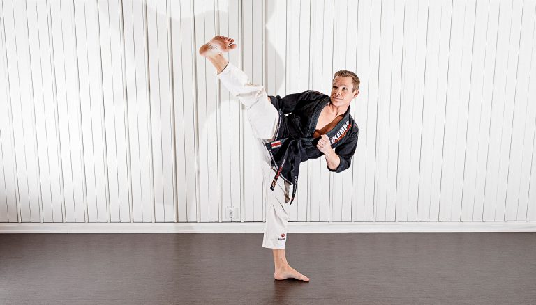 Johan Sandberg tränar kampsporten kempo. För ett och ett halvt år sedan tog han svart bälte. Foto: David Lundmark