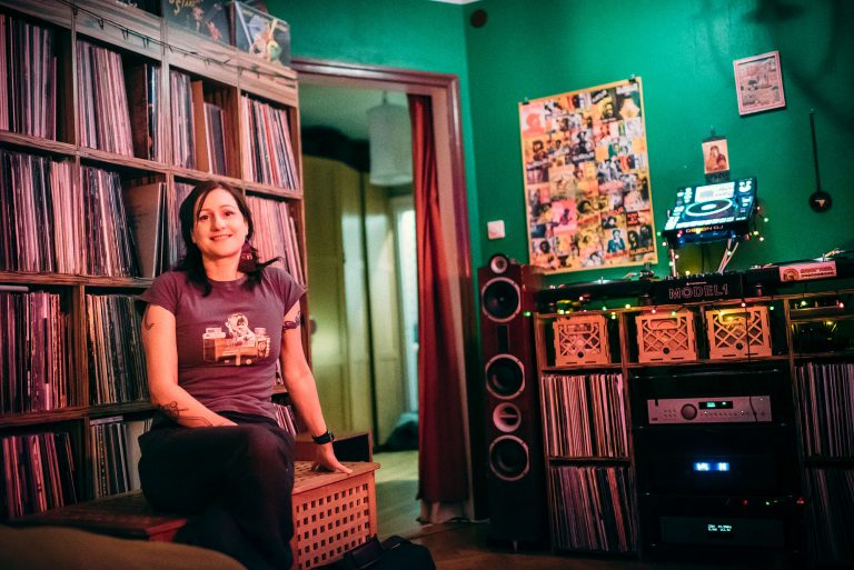 Dj:en Anna Gavanas är en av få som höll vinylskivan vid liv när andra slängde ut sina samlingar. Foto: Adam Daver