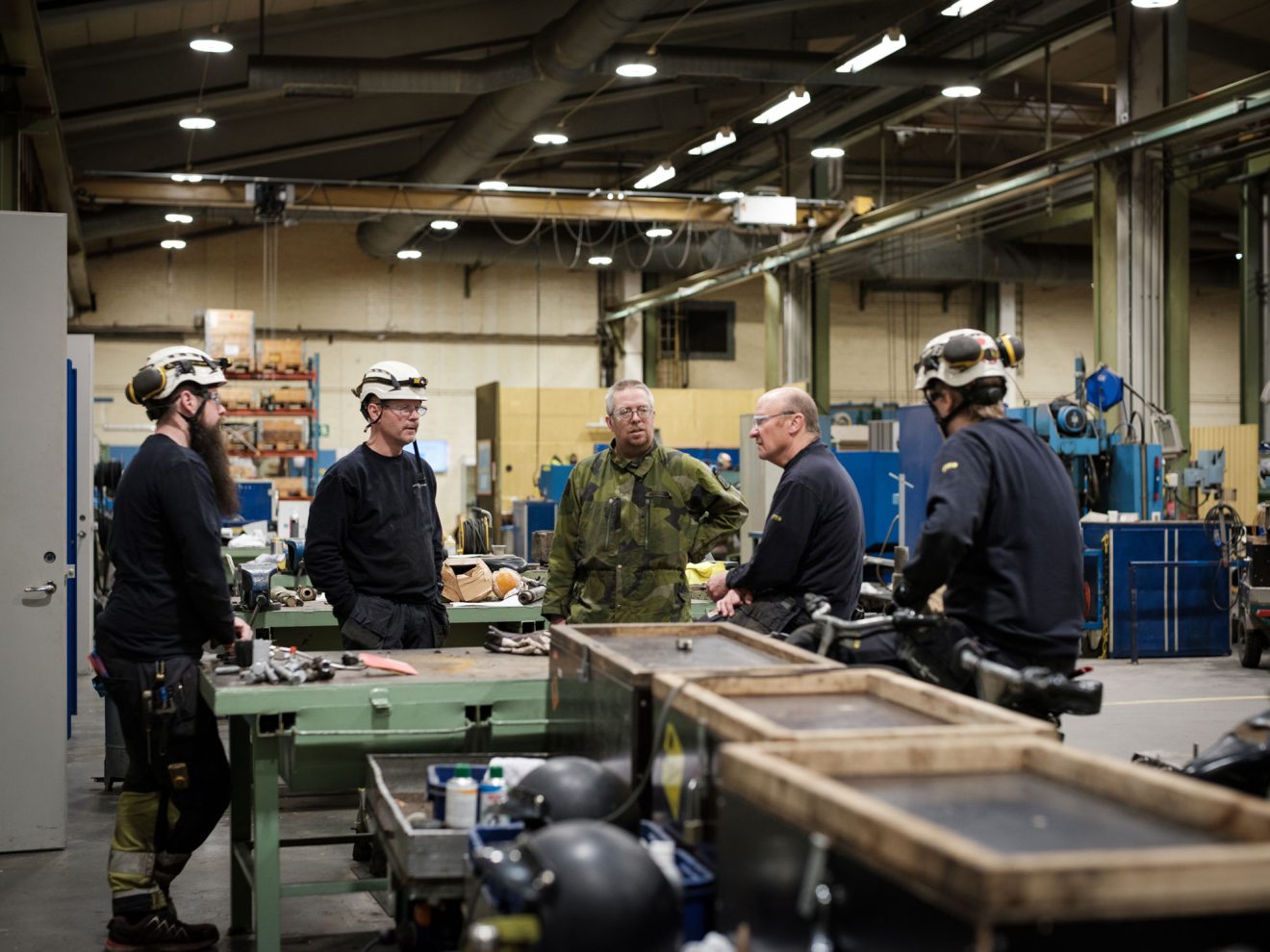 Per Ihlström arbetar med sina kollegor på pappersbruket i Hyltebruk. På Uniformens dag kommer han militärklädd. Foto: Jakob Joelson.