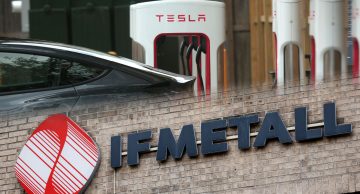 Konflikten om kollektivavtal på Teslas svenska verkstäder har pågått i snart åtta månader. Läget är låst, konstaterar både medlaren Kurt Eriksson och IF Metalls Tomas With.