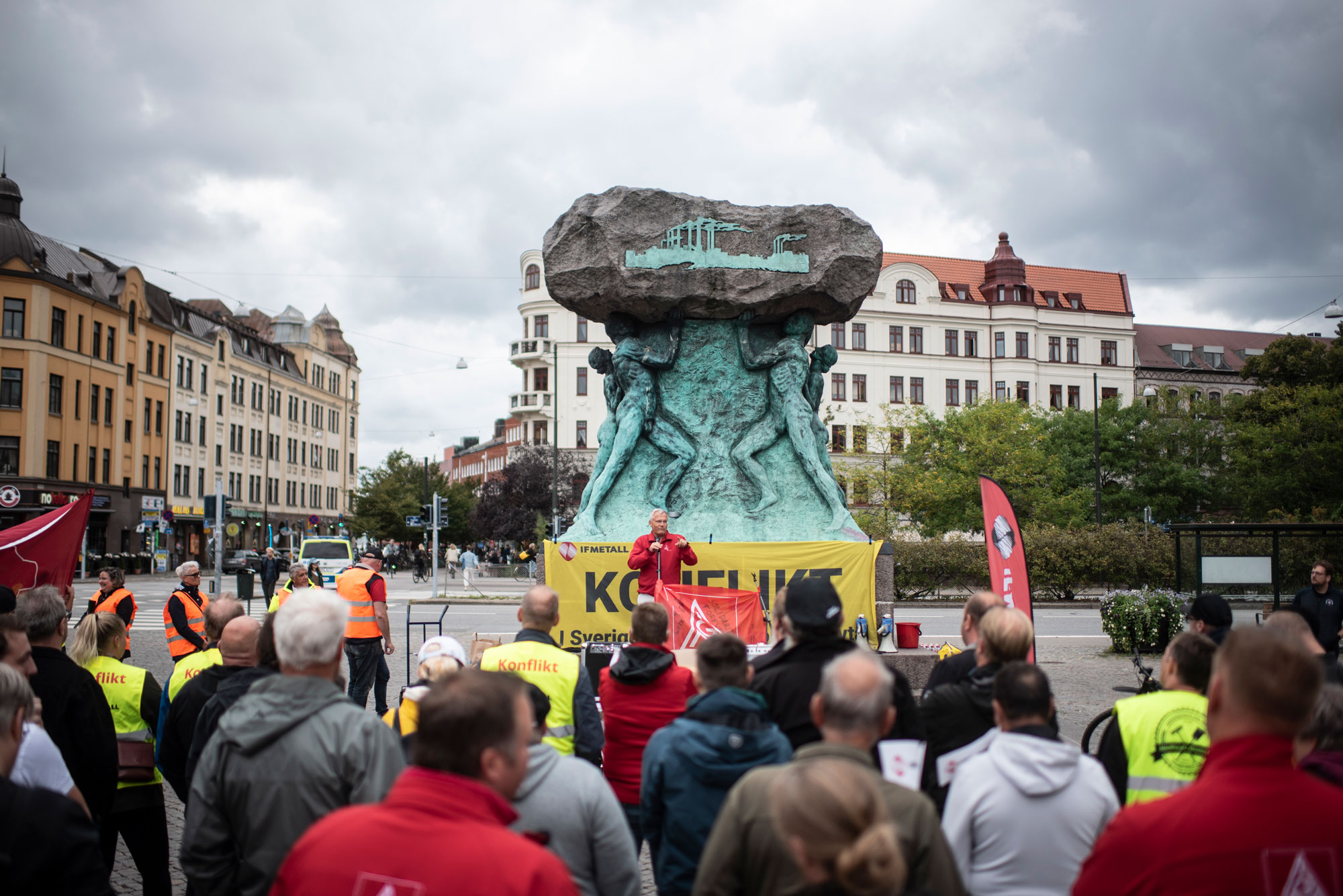Hans Lawitzkes, vice ordförande på IG Metall-klubben på Fords fabrik i tyska Köln, håller tal i Malmö. Foto: Adam Daver.