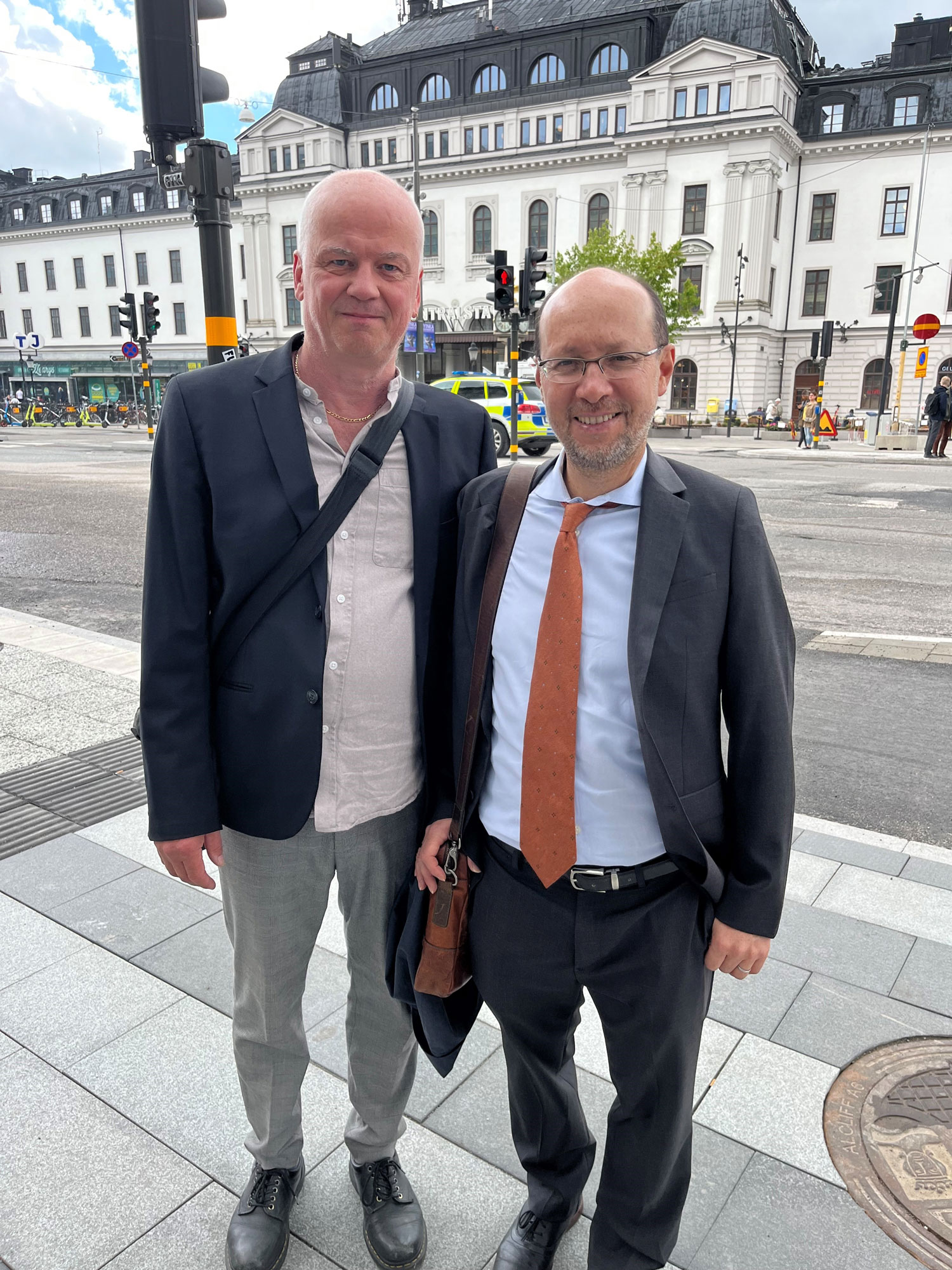 Journalisten Andreas Rocksén med Marcos Orellana under miljömötet i Stockholm 2022. Foto: Privat