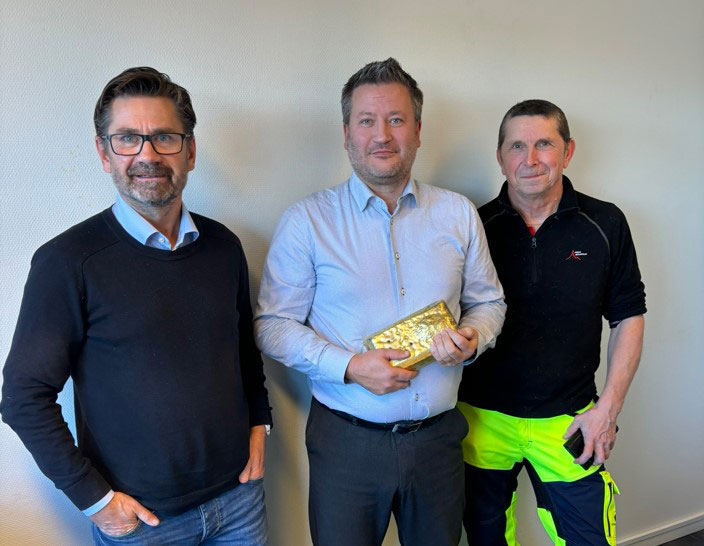 Botnia Exploration har nu levererat den första Dorétackan, bestående av ca 75% guld och den resterande delen silver och slagg, till kund. På bilden syns Ekonomichef Thomas Ljung och vd Fredrik Bergsten. Foto: Botnia Exploration