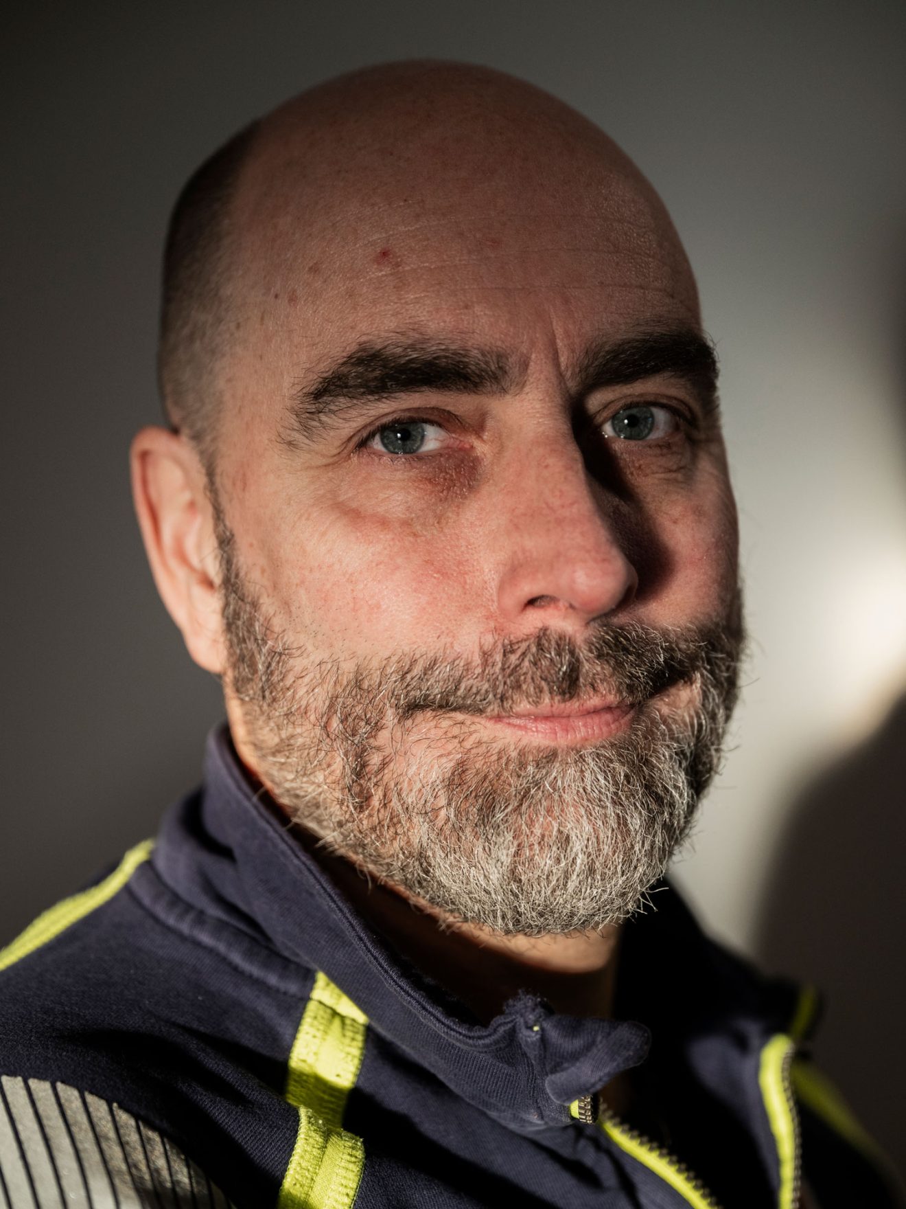 Skyddsombudet Michael Gylfe sparar Arbetsmiljöverkets 67 gamla föreskrifter. Foto: Niklas Porter