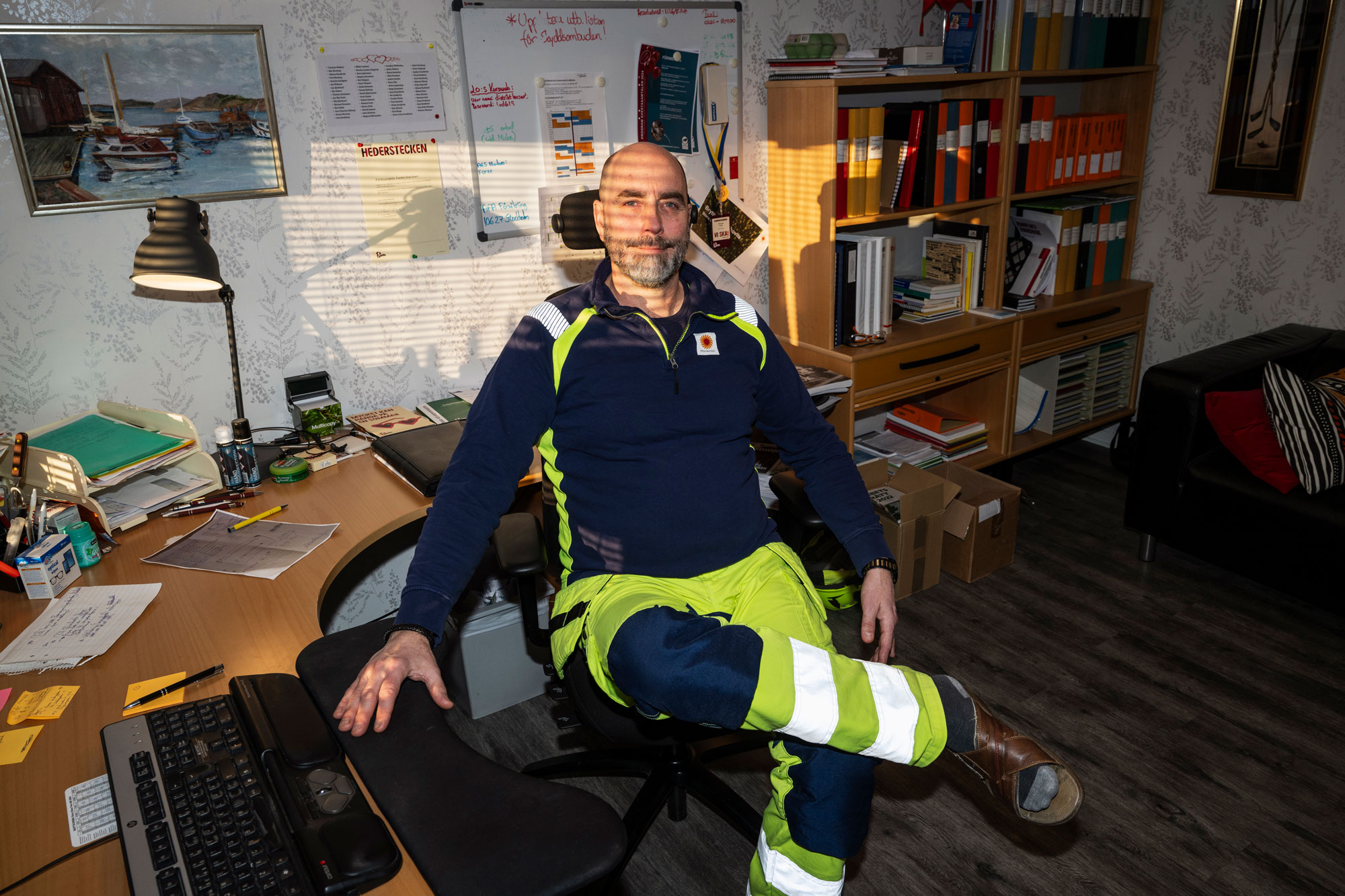 Skyddsombudet Michael Gylfe sparar Arbetsmiljöverkets 67 gamla föreskrifter. Foto: Niklas Porter