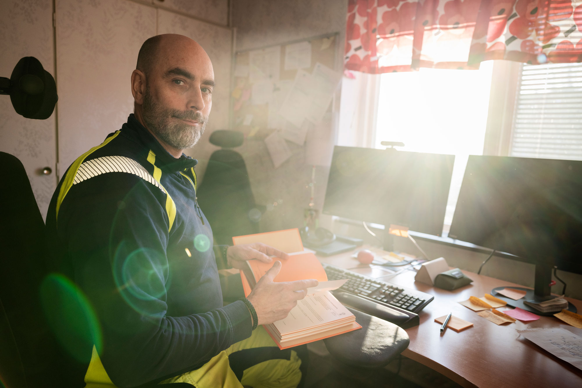 Skyddsombudet Michael Gylfe sparar Arbetsmiljöverkets 67 gamla föreskrifter. Foto: Niklas Porter