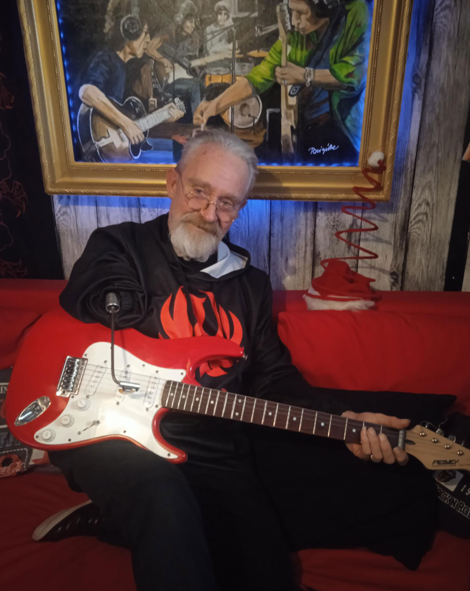 Mats Carlstedt älskar att spela gitarr. Foto: Privat