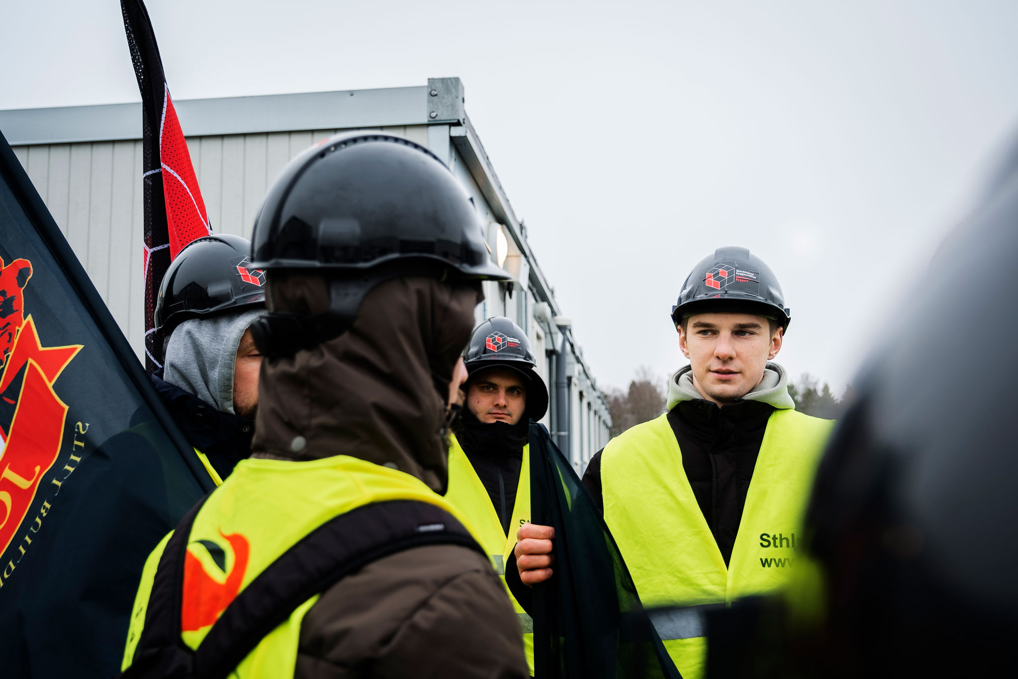 Byggarbetarna på plats visar sitt missnöje. Foto: Ida Persson