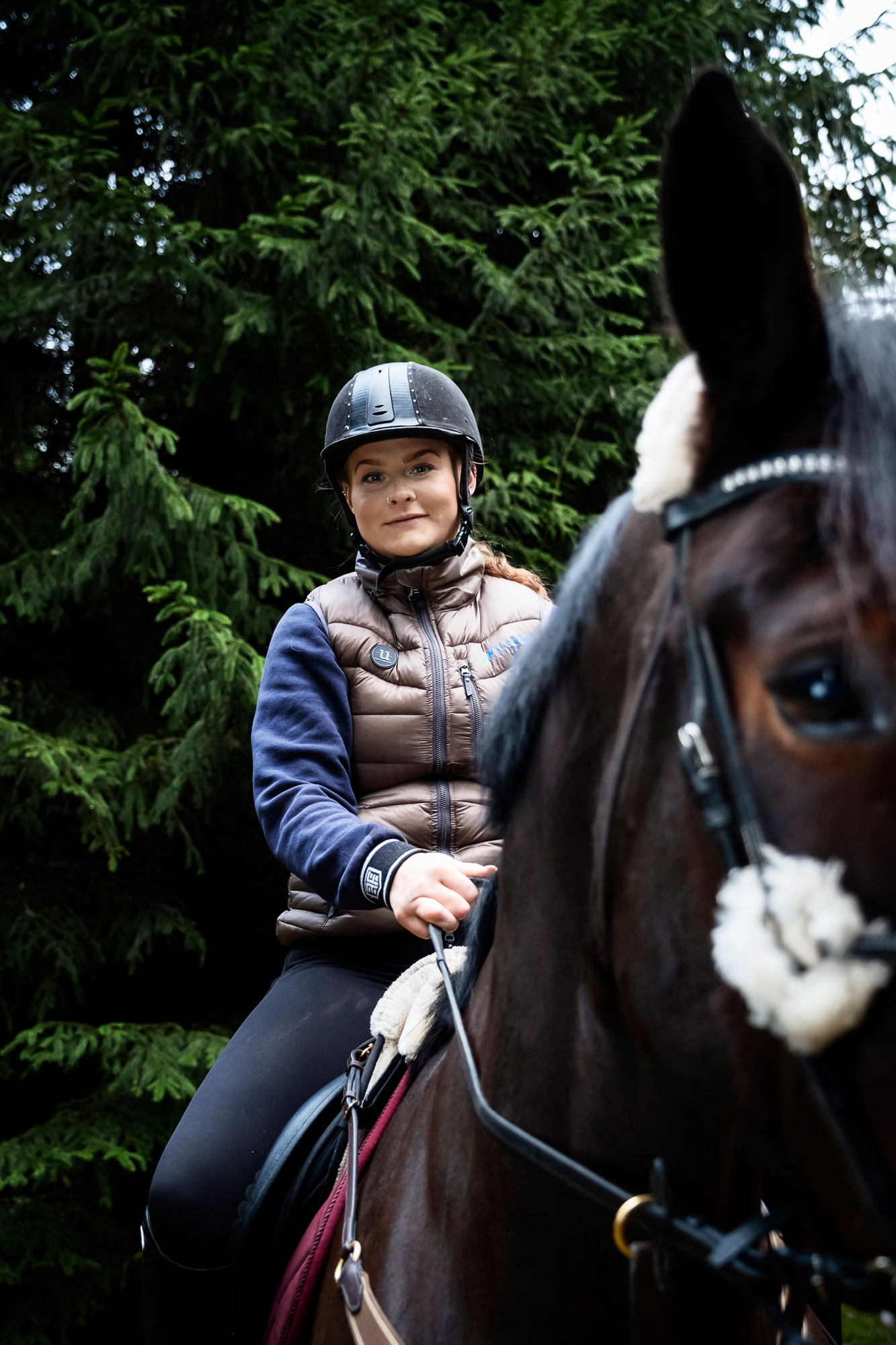 23 åriga Maja som är klubbordförande på Vida Building i Växjö. Här är hon tillsammans med sin häst Moons Paradis som hon skolar om från travhäst till hopphäst. Foto: Ida Persson
