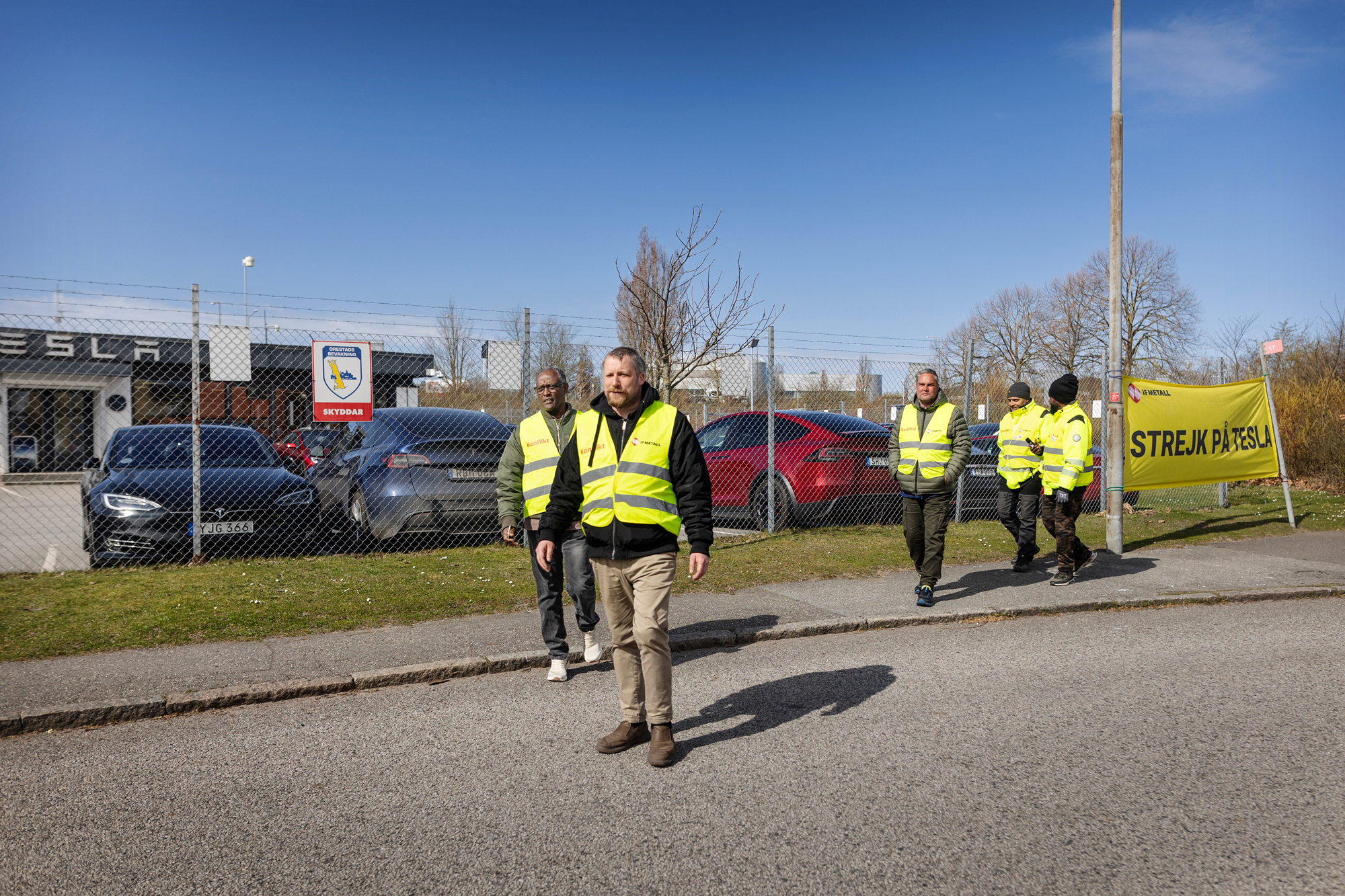Magnus Waaranperä, Magnus Palmgren, Babak Payandeh och Amiro Sultane har tidigare erfarenheter som lagerarbetare, CNC-och maskinoperatörer. Nu arbetar de alla som strejkvaktare i Malmö. Foto: Jenny Leyman
