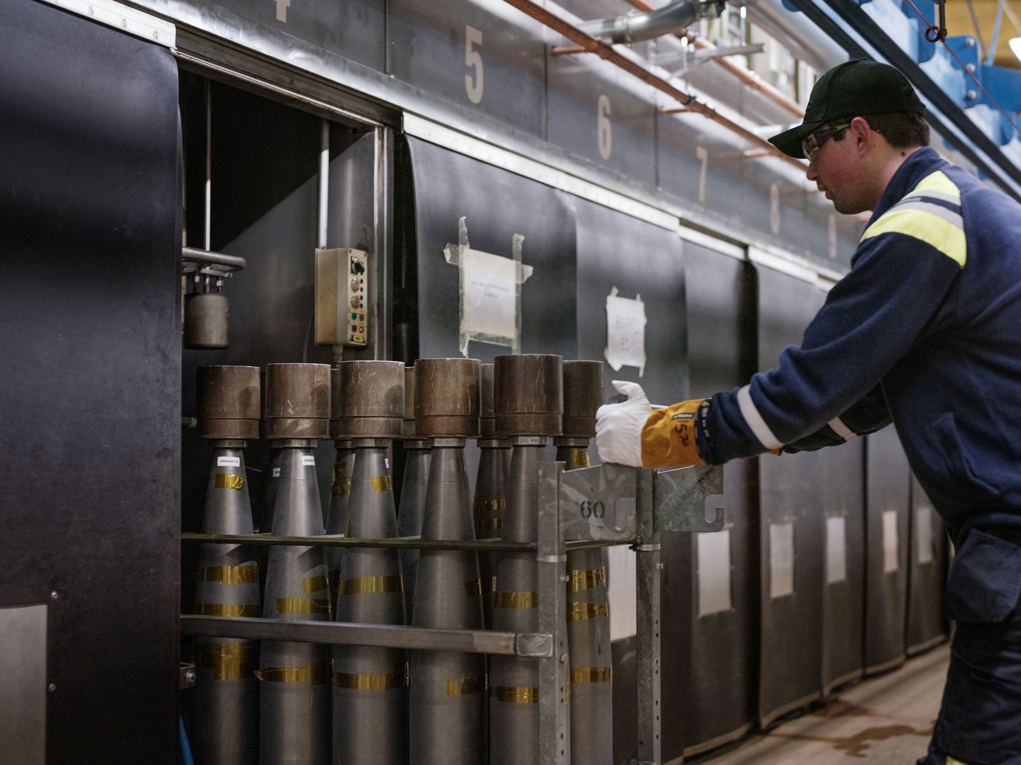 En operatör skjuter in ammunition i svalbåset på Nammo i Karlskoga. Foto: Jakob Joelson (arkiv)