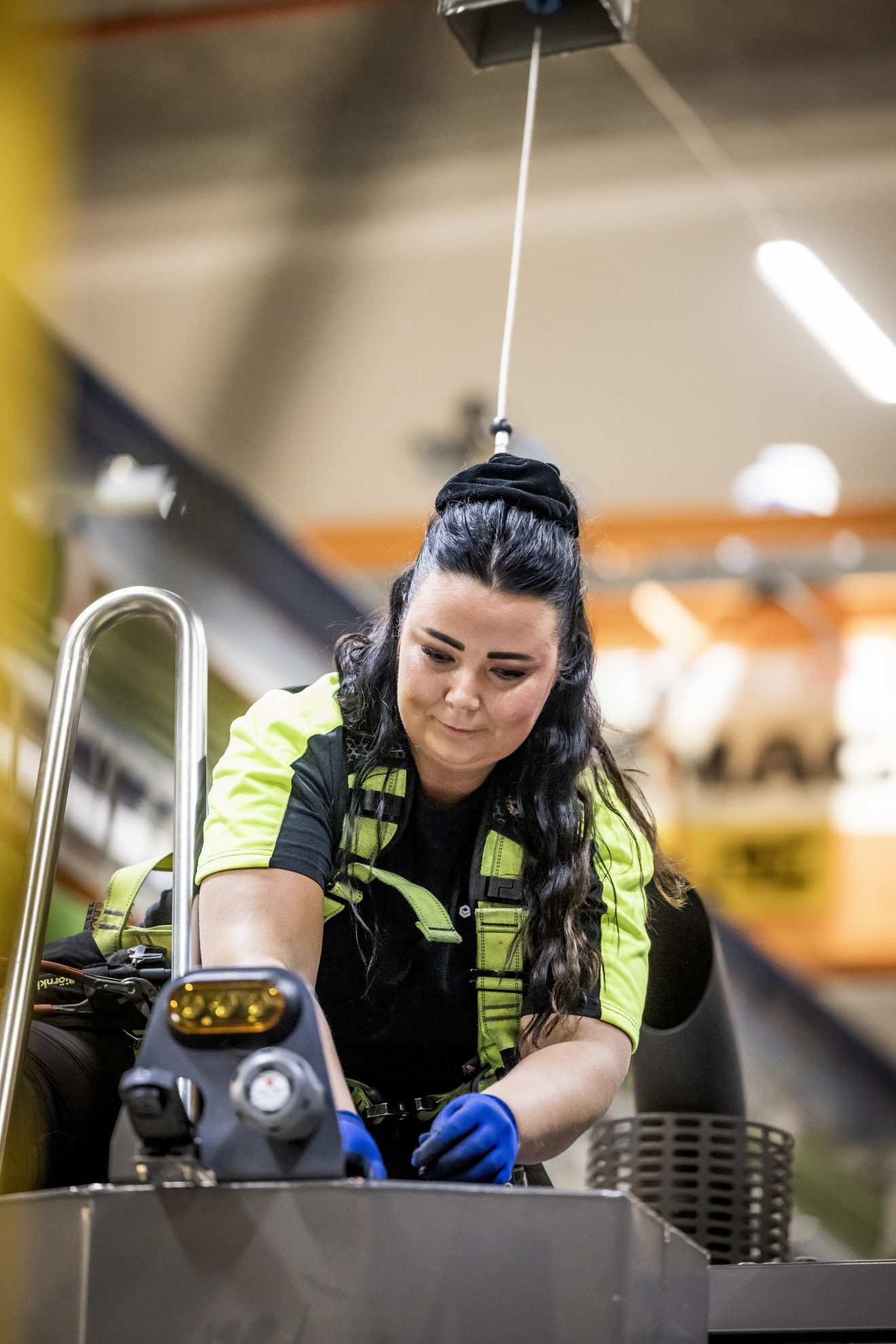 Montören Frida Karlsson har jobbat på monteringsfabriken i snart tio år. Det bästa med jobbet tycker hon är gemenskapen med kollegorna. Foto: Kicki Nilsson.
