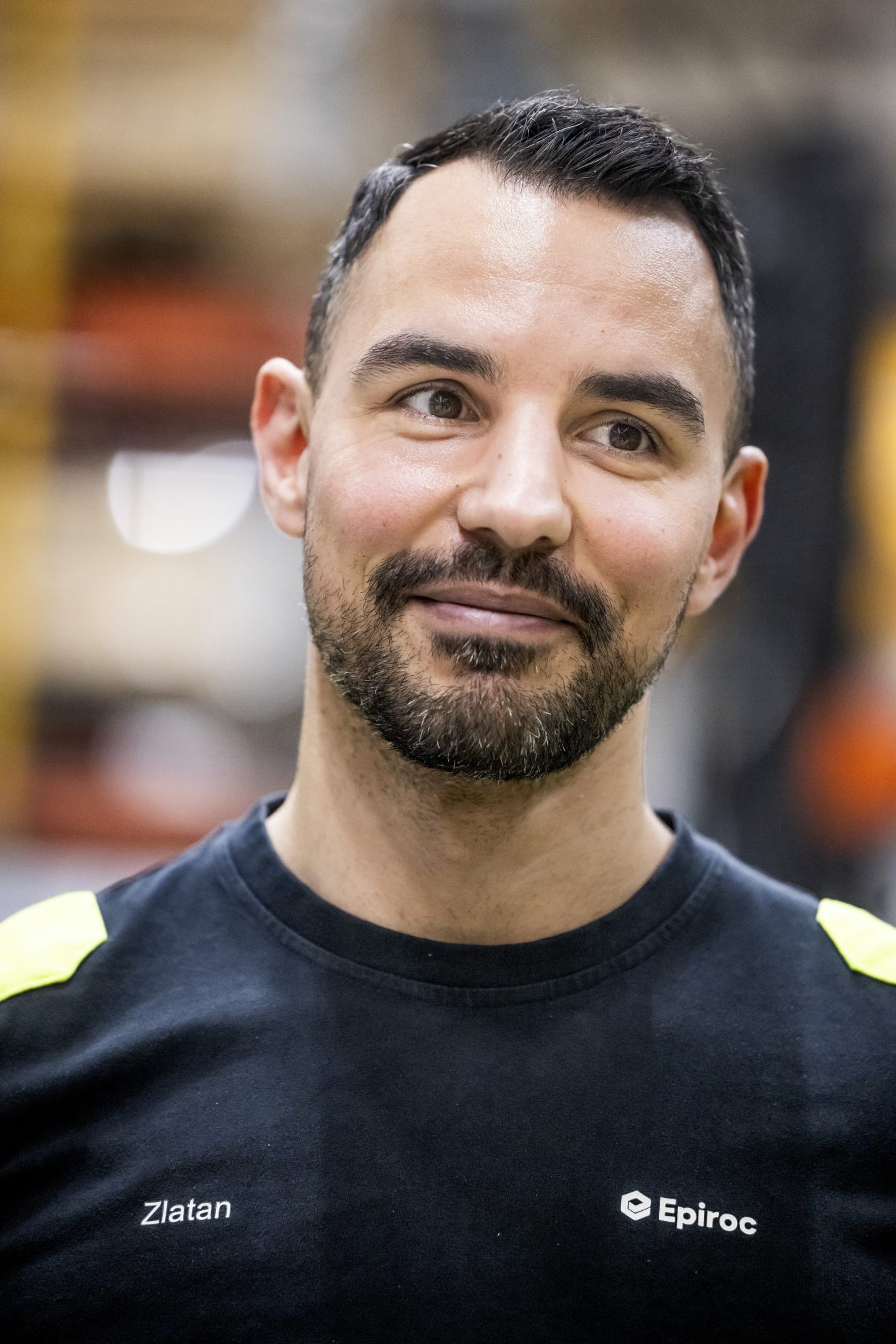 Montören Zlatan Avdic hänger mycket på gymmet på fritiden. En förutsättning för att kunna jobba bra som montör. Foto: Kicki Nilsson.