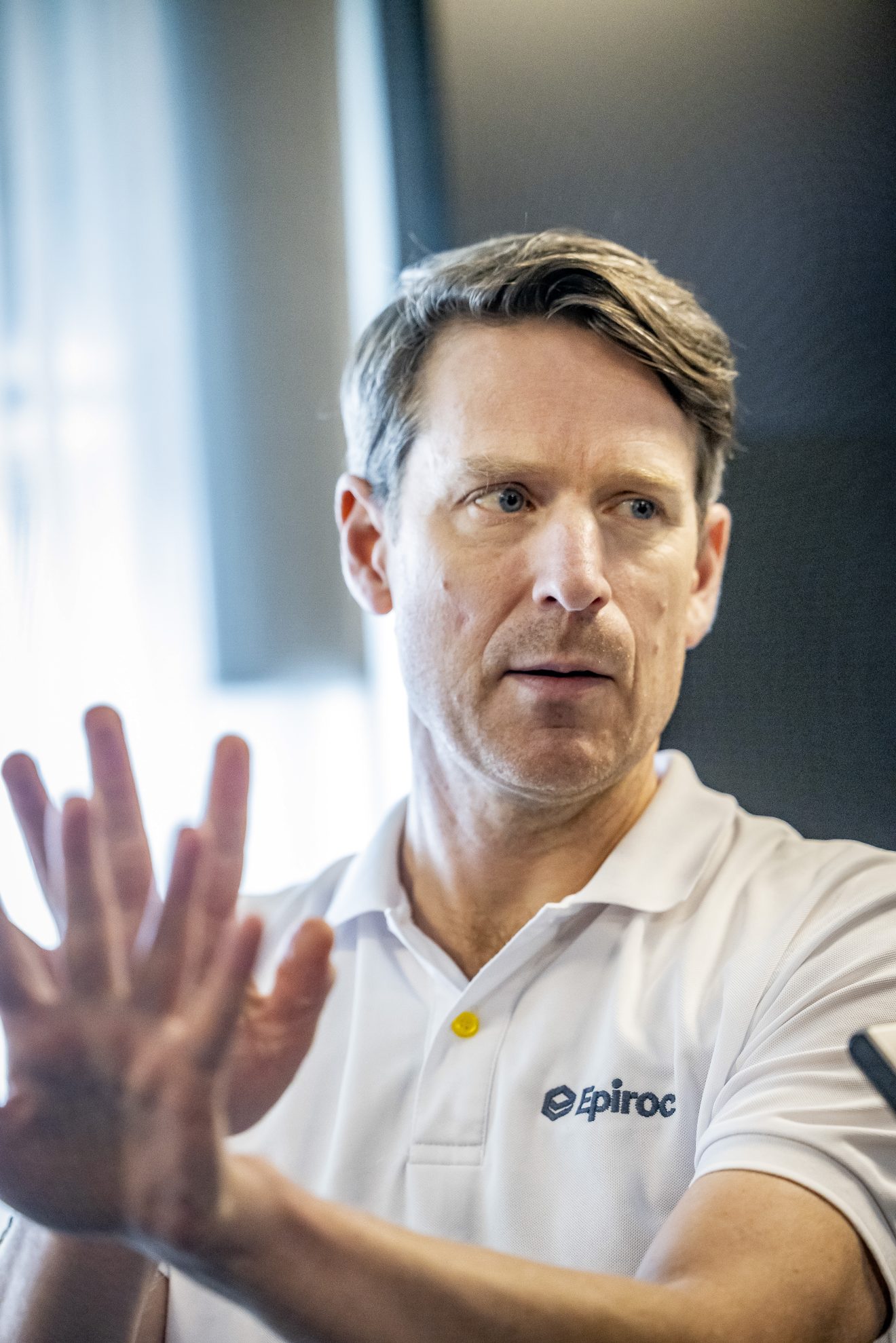 Mattias Pettersson är ansvarig för att företaget har rätt produkter på marknaden i enlighet med kundernas krav. Han visar fjärrsystemstekniken som möjliggör att operatörer i Perth kommer kunna styra gruvmaskiner över hundra mil bort. Foto: Kicki Nilsson.