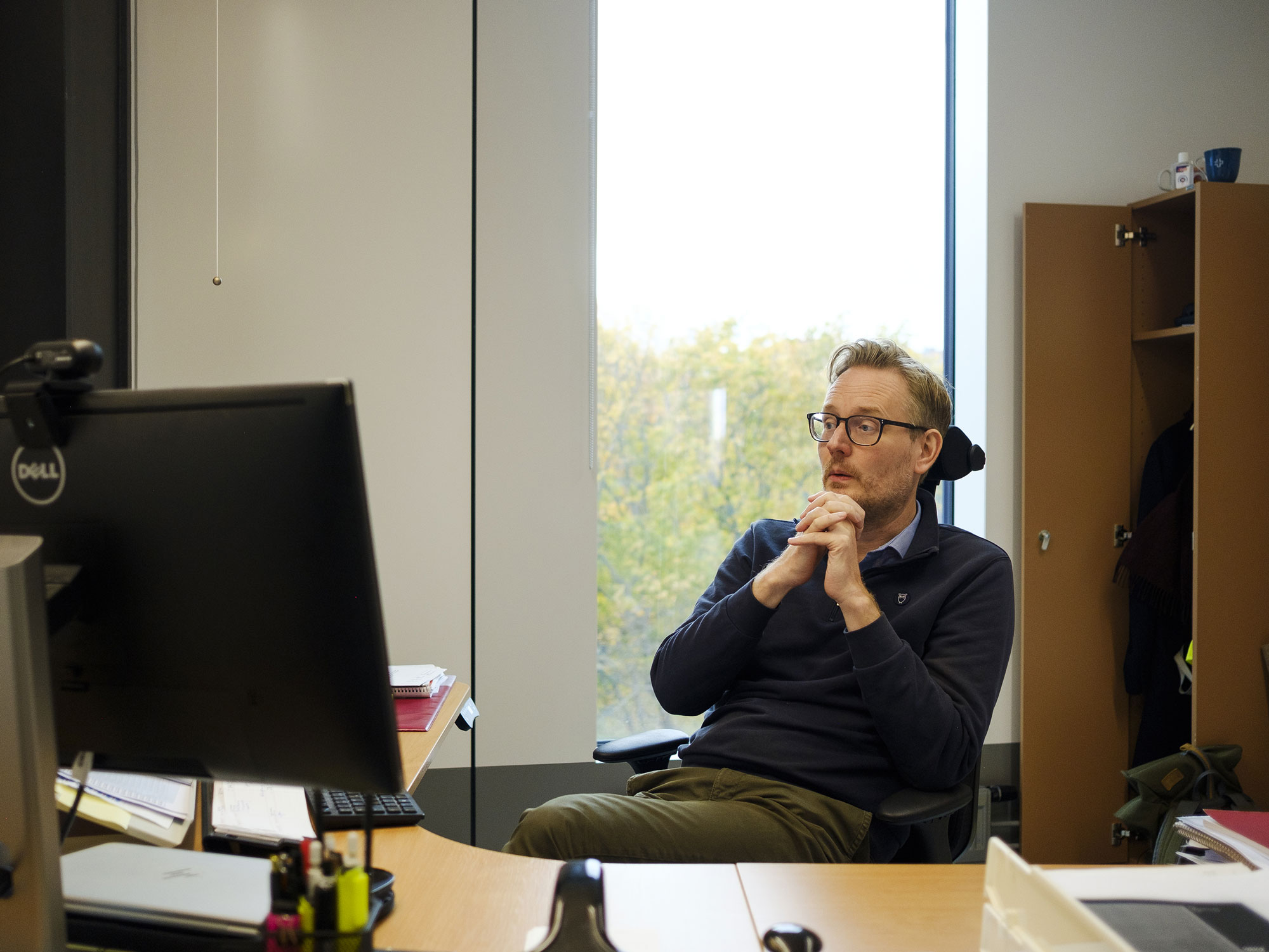 ”Grunden i den här försäkringen är att du utsätter dig för en särskild risk när du går till jobbet. Och den risken ska du vara försäkrad för, krona för krona,” säger Styrmir Olafsson. Genom åren har han sett många klienter falla offer för systemfelen. Foto: Hampus Lundin