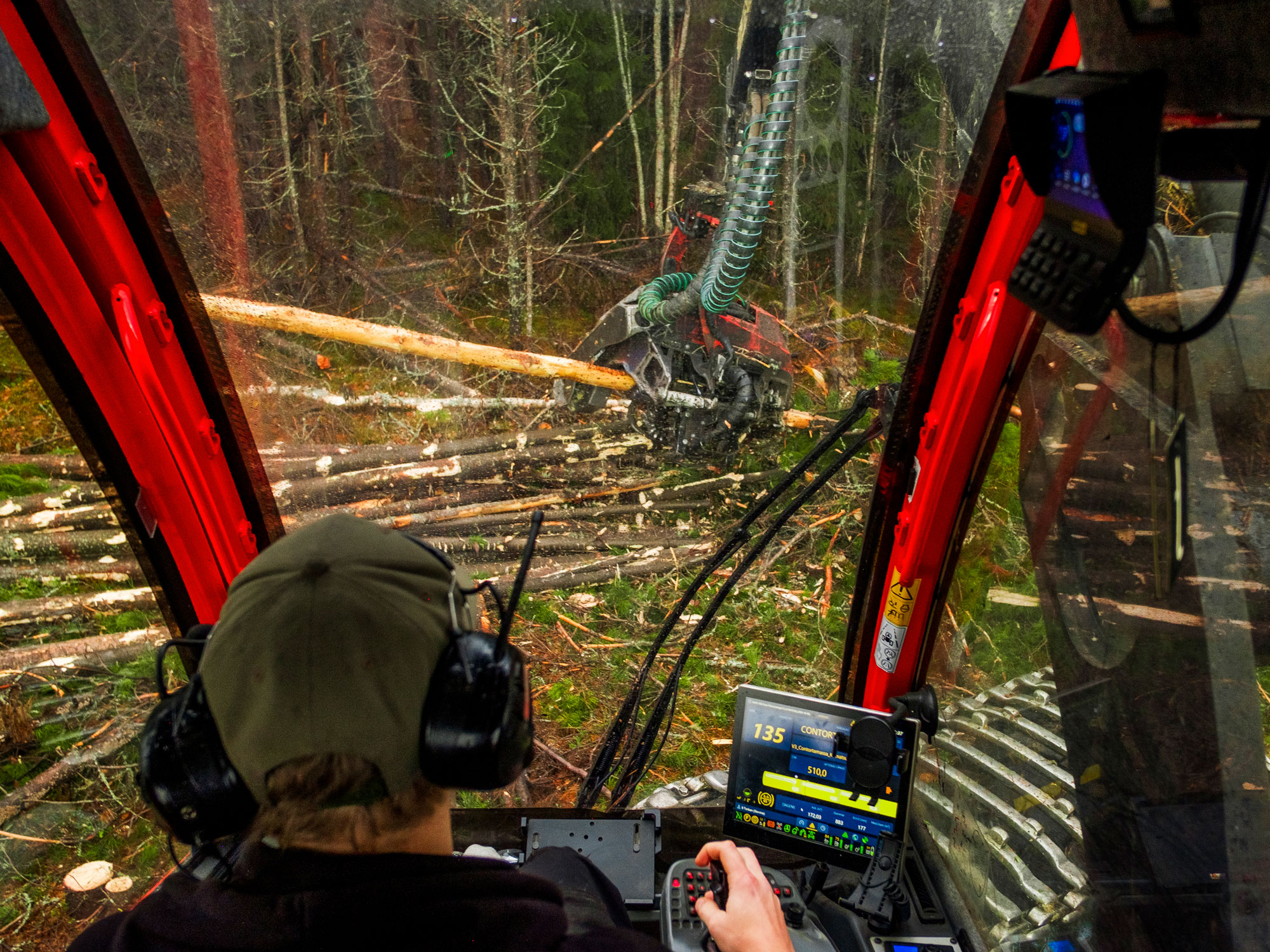 Skogsmaskinist röjer skog i svenska skogarna. Foto: Hampus Lundin