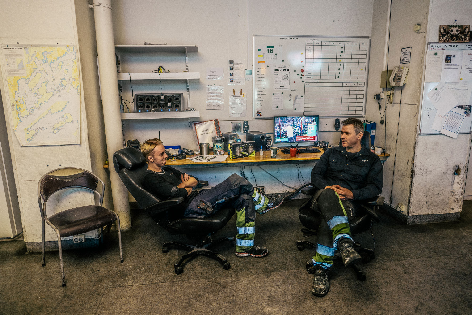 Patrik i samtal med skiftkamraten Isak Åhman. Isak är 21 år och arbetade tidigare som lastbilschaufför, men det blev för ensamt i längden säger han. ”Här trivs jag mycket bättre. Bra kollegor och nya utmaningar varje dag!” Foto: David Lundmark