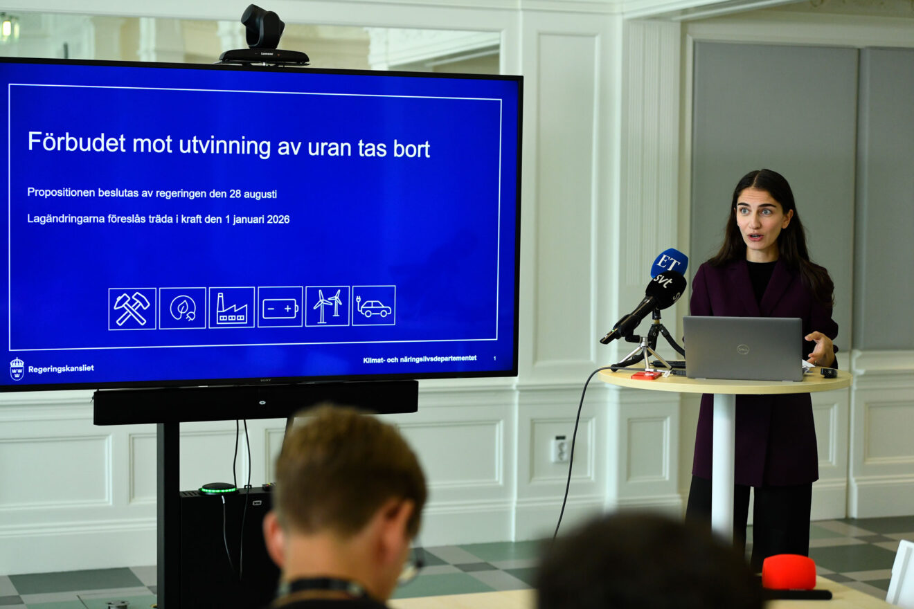 Klimat- och miljöminister Romina Pourmokhtari (L) under en pressbriefing om borttagande av förbudet mot uranbrytning i Sverige. Foto: Lars Schröder / TT