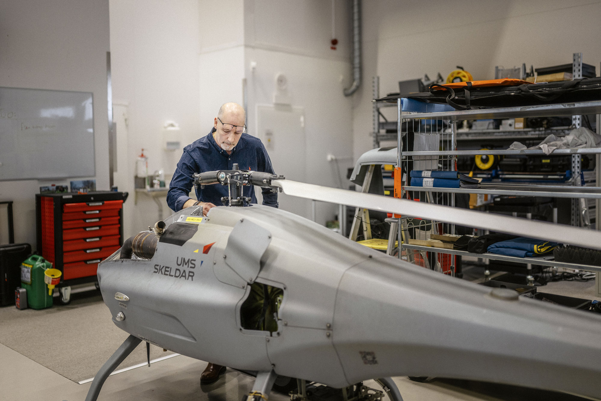 Yasar Nalci, flygtekniker, byggt, förfinat och testat dem. ”Jag blir stolt när jag ser dem flyga och vad de kan göra. Det är lite som ett livsverk för mig, säger han.” Foto: David Lundmark