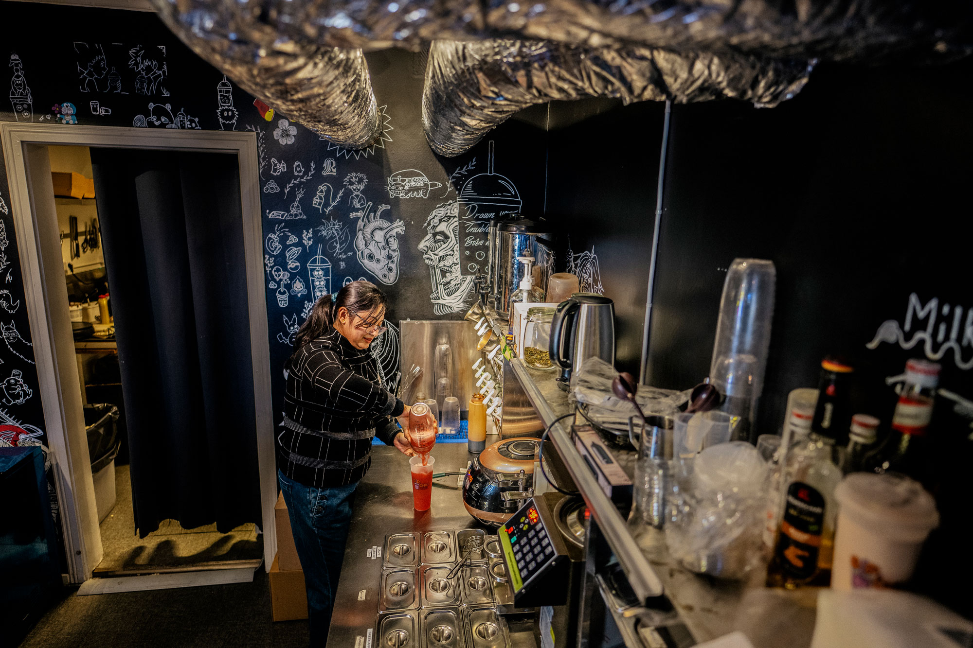 Miljöombyte. Noshin Tabassum trivs bra med nya vardagen som kaféägare. Foto: David Lundmark