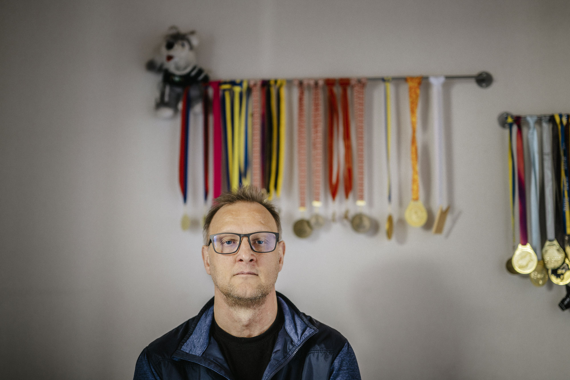 Mathias Ericson lever fortfarande med skadorna efter olyckan. Men det kunde gått mycket värre. ”Jag måste ha en lycklig stjärna som vakar över mig. Jag har ingen annan förklaring.” Foto: David Lundmark