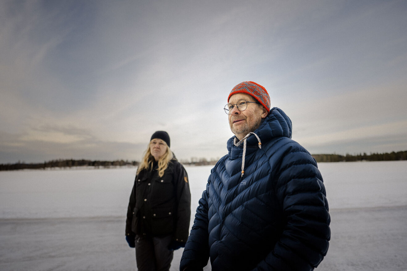 Ann-Chatrine Fogdeby och grannen Torkel Freed är kritiska till etableringen. Foto: david Lundmark