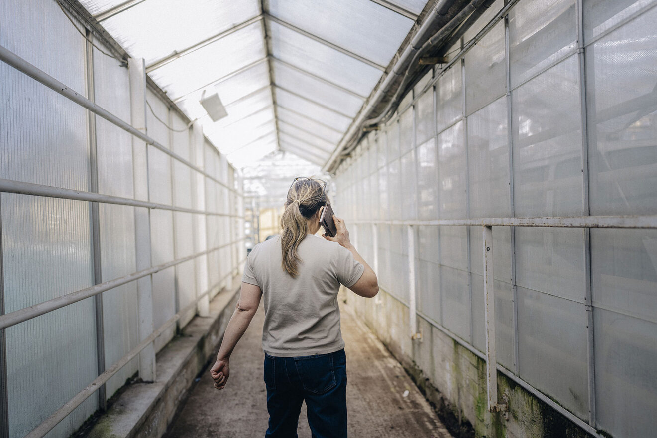 När DA konfronterar ägarna till skogsföretaget i Köping vill de först inte svara på några frågor. ”Jag har hört att man ska säga inga kommentarer”. Foto: David Lundmark