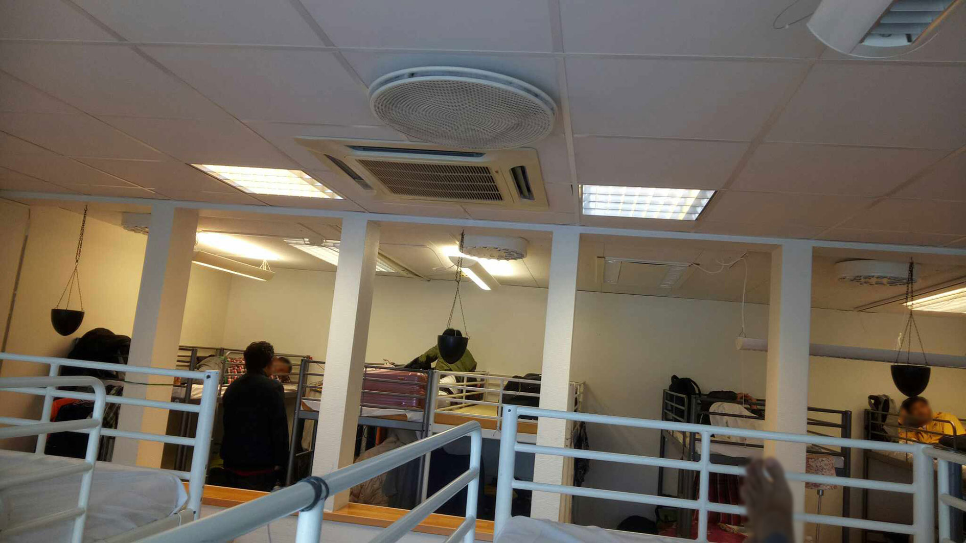 Bild inifrån sovsalen. Fotograferad av en migrantarbetare 2023. Foto: Privat