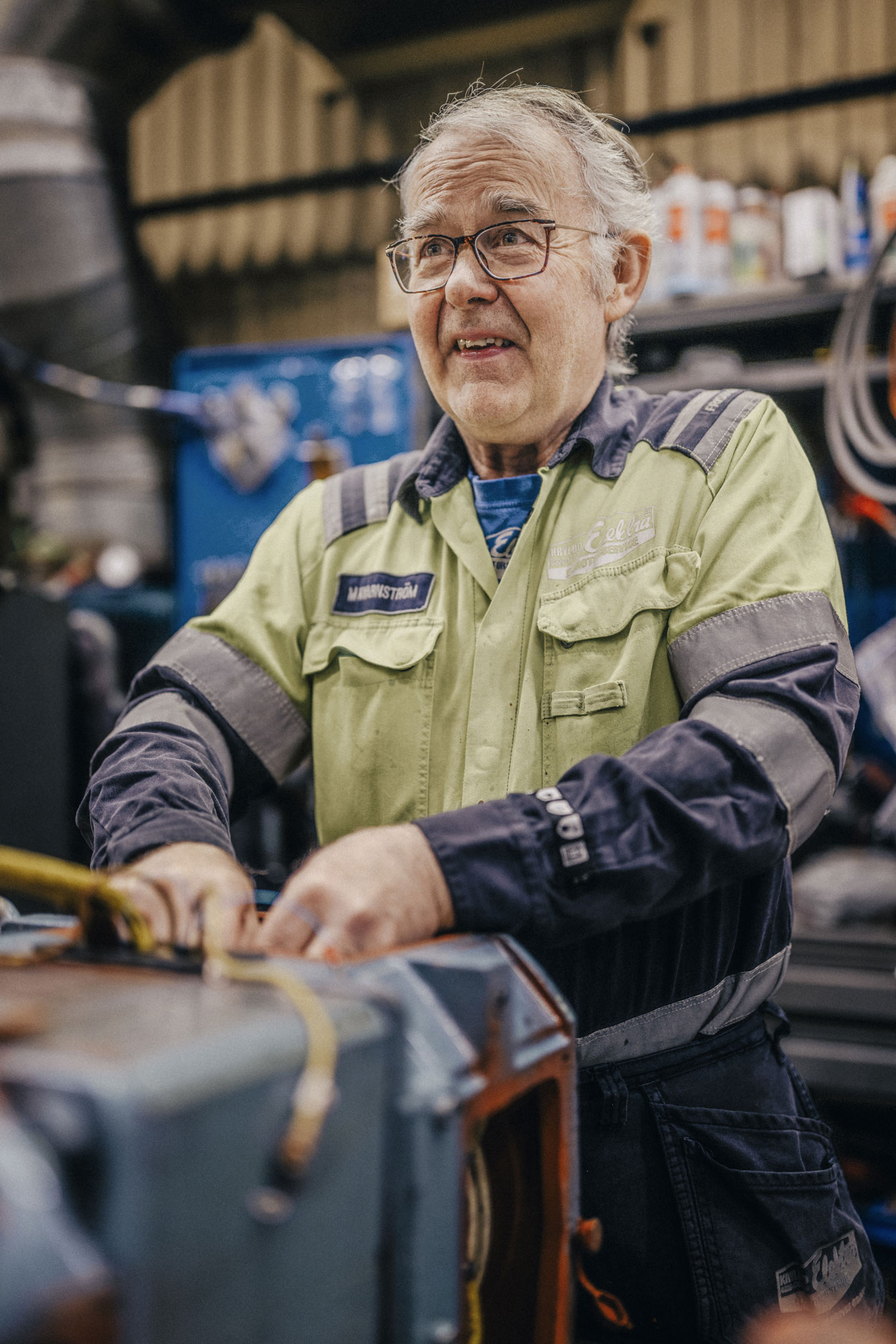Mats Kvarnström har hanterat olika typer av motorer i mer än ett halvt sekel. Han och hans kollegor har jobbat hårt med att hitta bättre lösningar till kunderna. Foto: David Lundmark