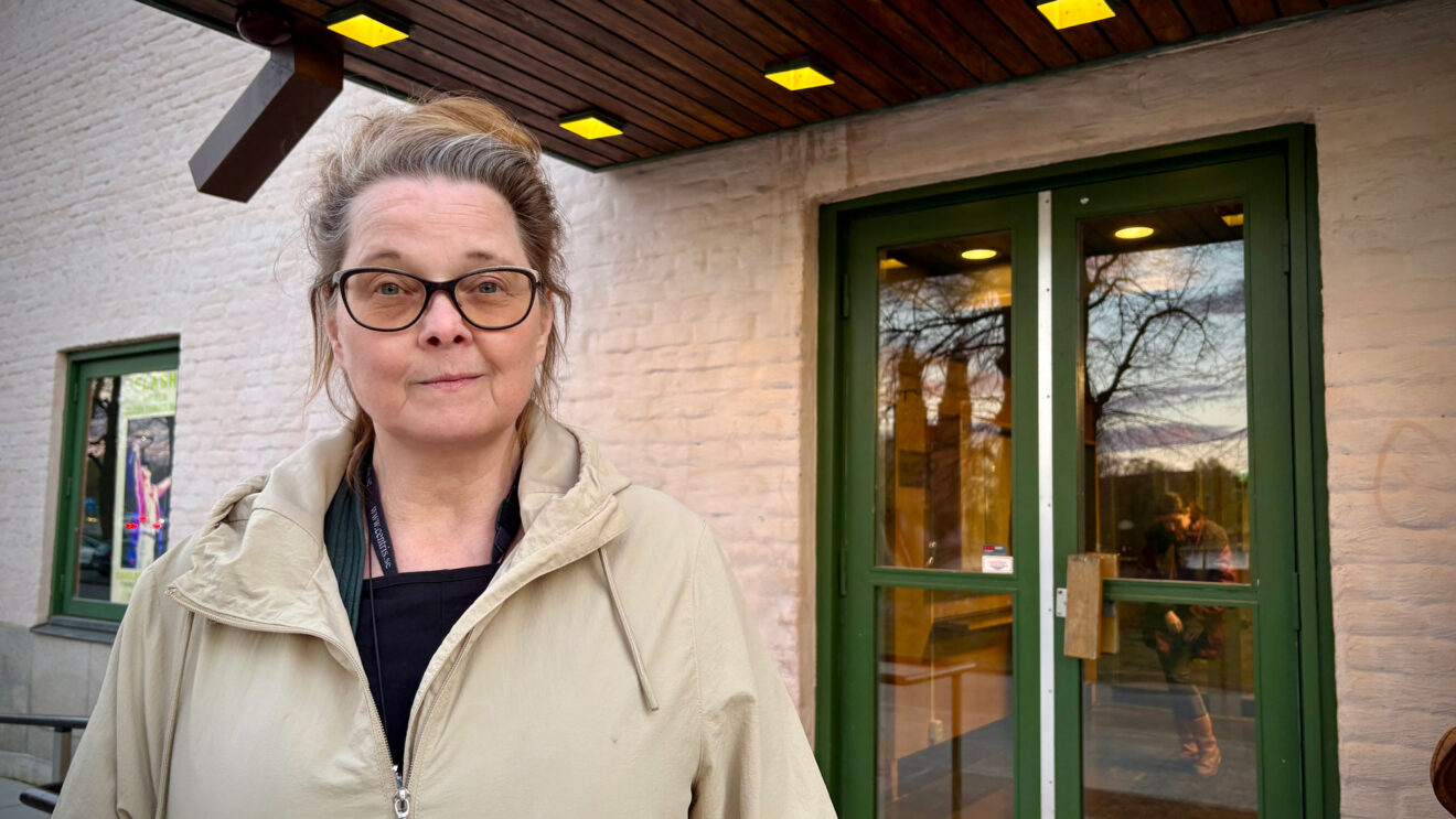 Monica Gustafsson bor i närheten av fabriken. Hon efterlyser större politisk samling kring Senior. "Det här handlar om vår hälsa och miljö", säger hon. Foto: Robin Folkö