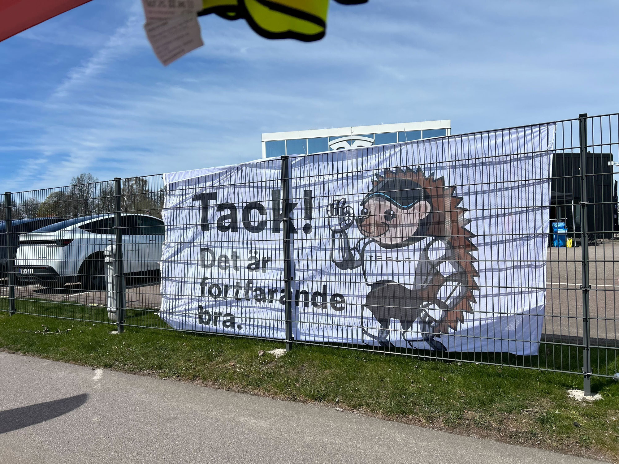 Teslas egen banderoll vid verkstaden i Kalmar. Foto: Camilla Wedin