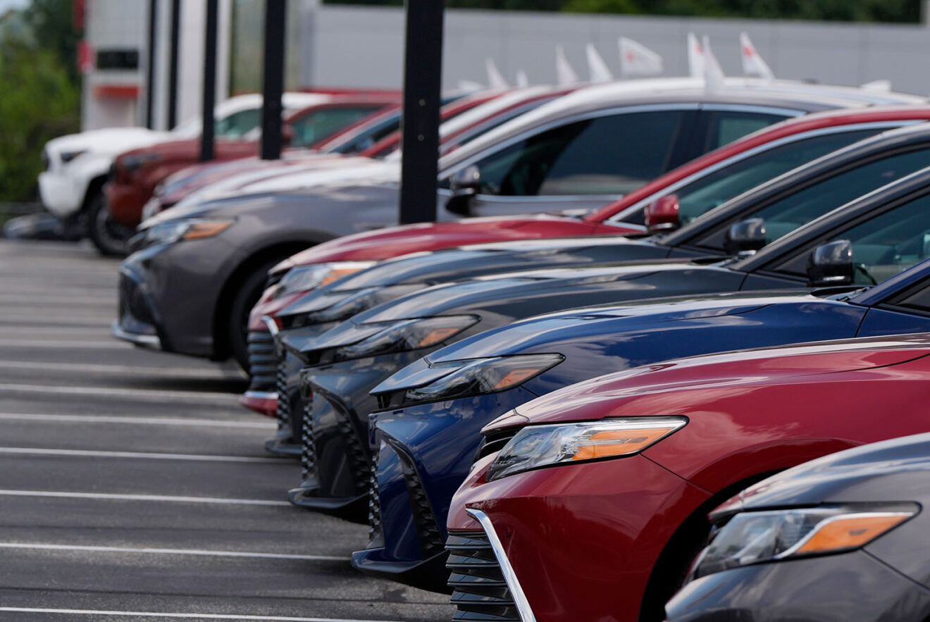 Rader av nya bilar på Toyotas logistikcentrum i Long beach, Kalifornien. Företaget har drabbats hårt av USA:s tullavgifter. Foto: TT Nyhetsbyrån