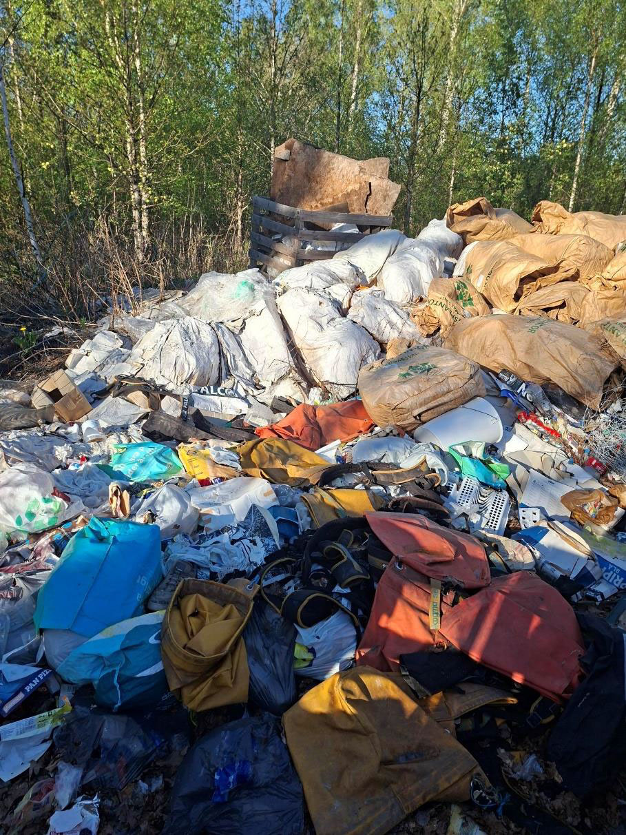 En skräphög på gården som enligt Bileam Nilsson nu är borttagen. Foto: Tingsryds kommun