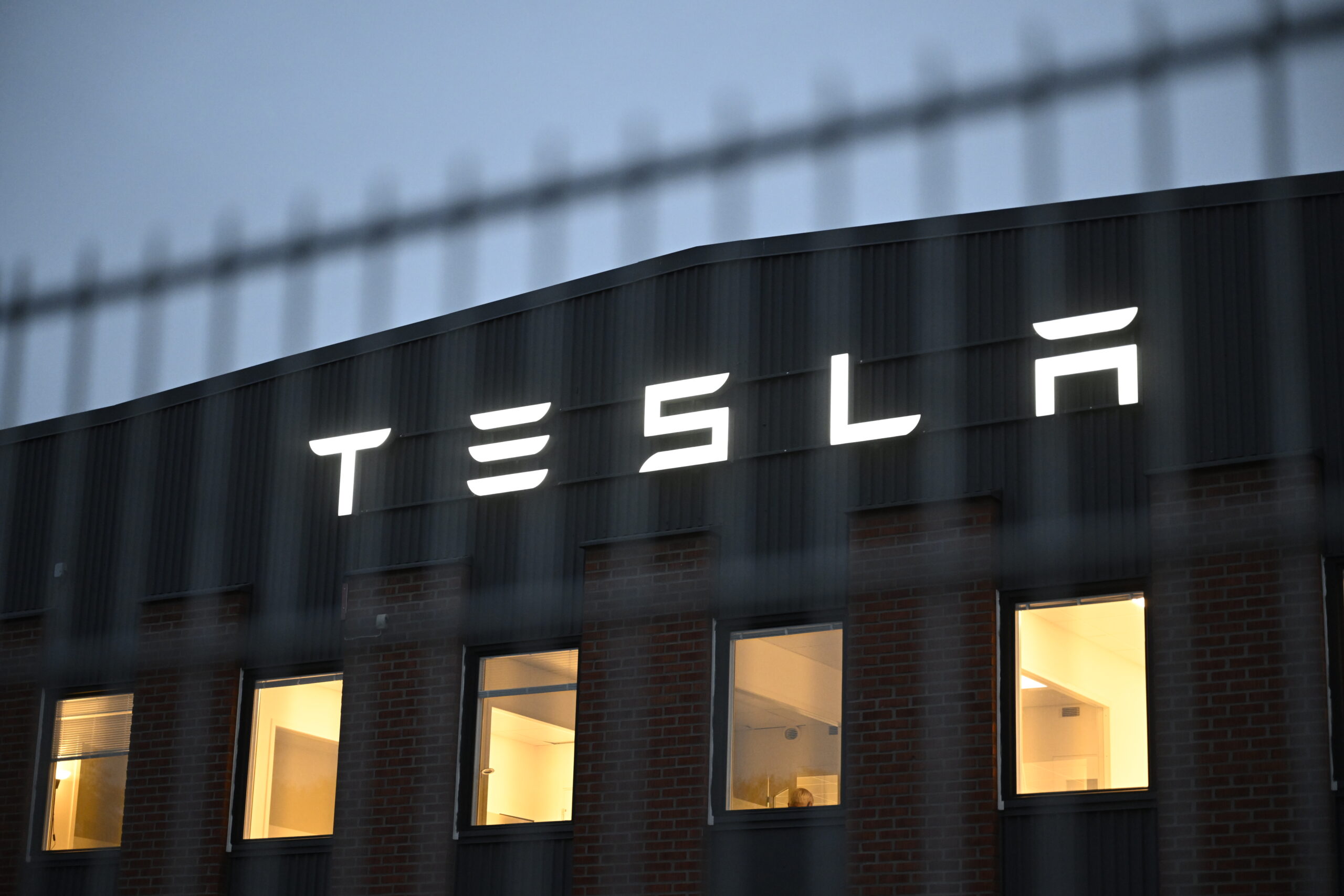 Teslas verkstad i Segeltorp i Stockholm. Foto:Jessica Gow/TT