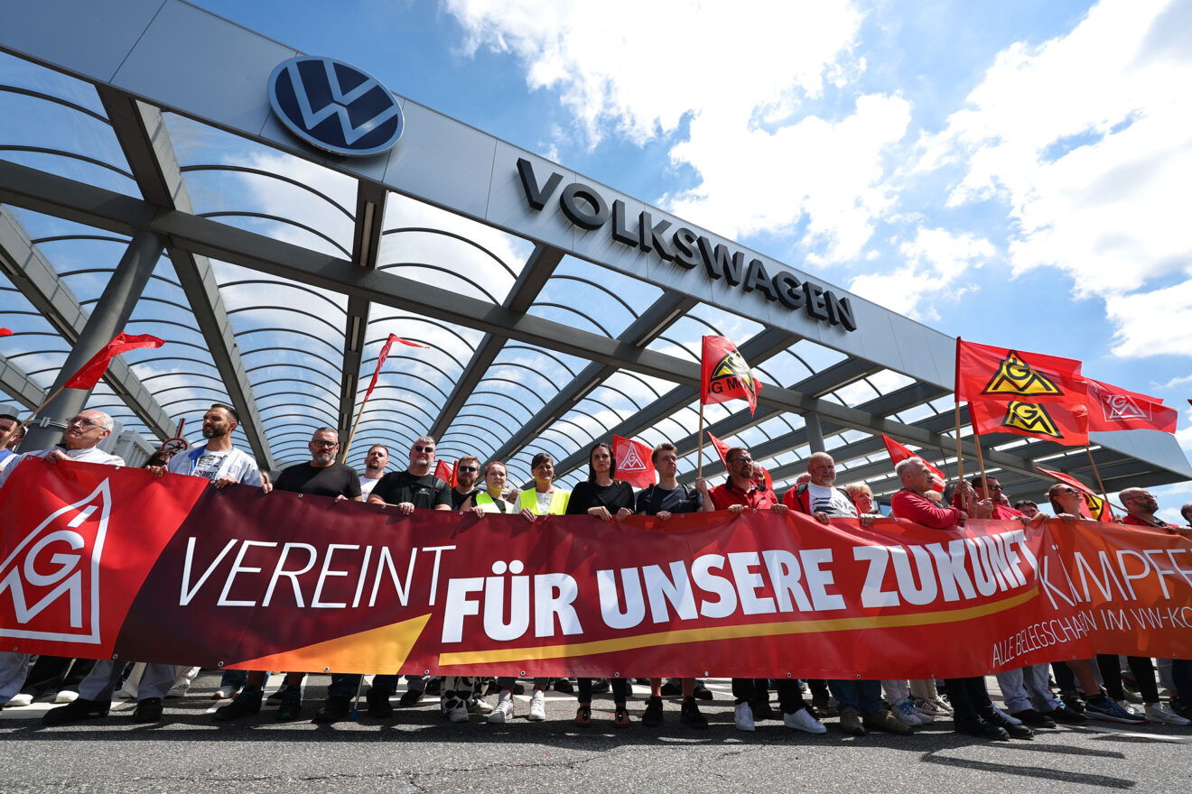 Fackförbundet IG Metall protesterade under torsdagen mot arbetsgivaren Volkswagen i i tyska Zwickau. ”Förenade för vår framtid” står det på bannern. Foto: Jan Woitas/AP