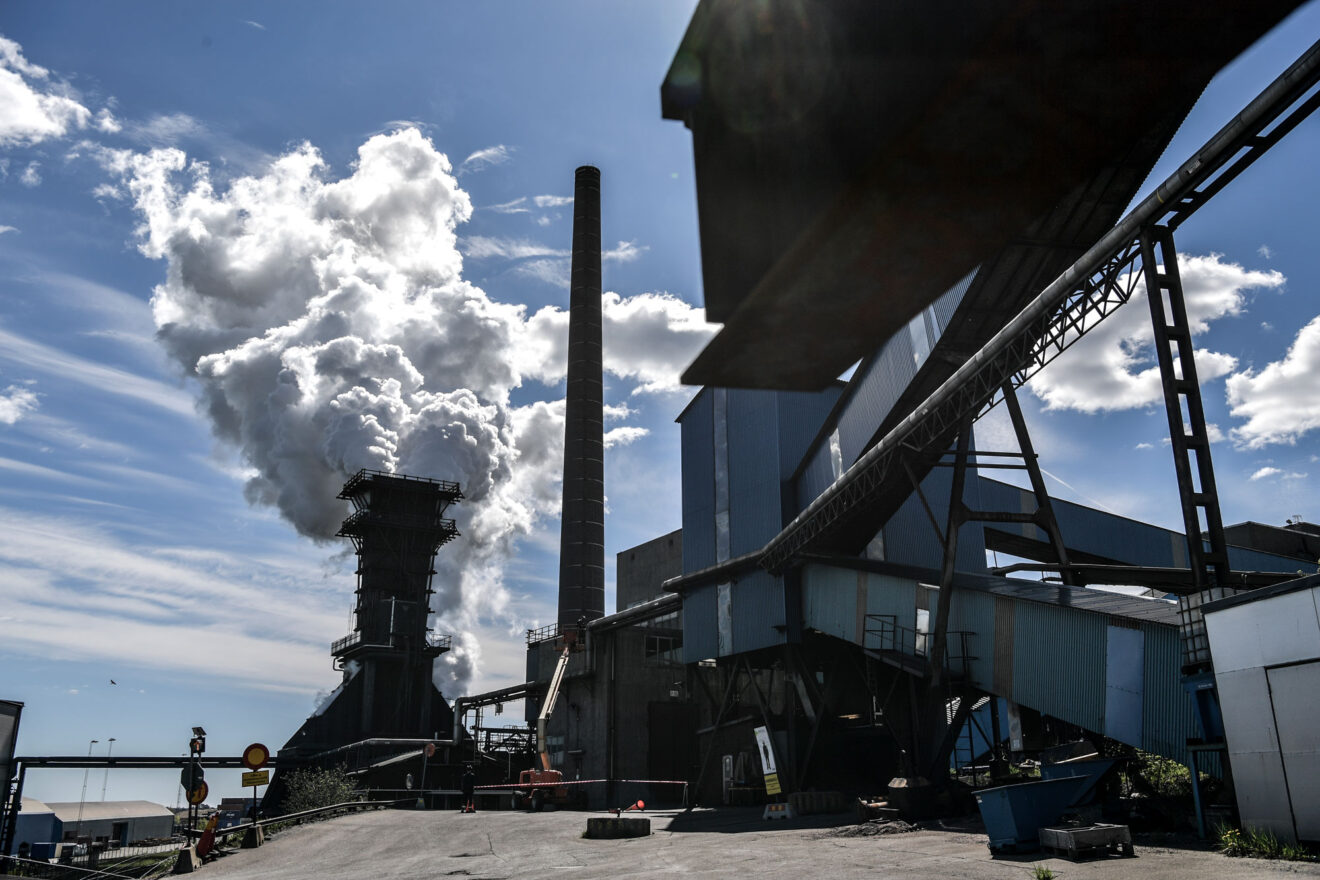 Vattenånga stiger ur koksverket på SSAB i Oxelösund. Foto: TT