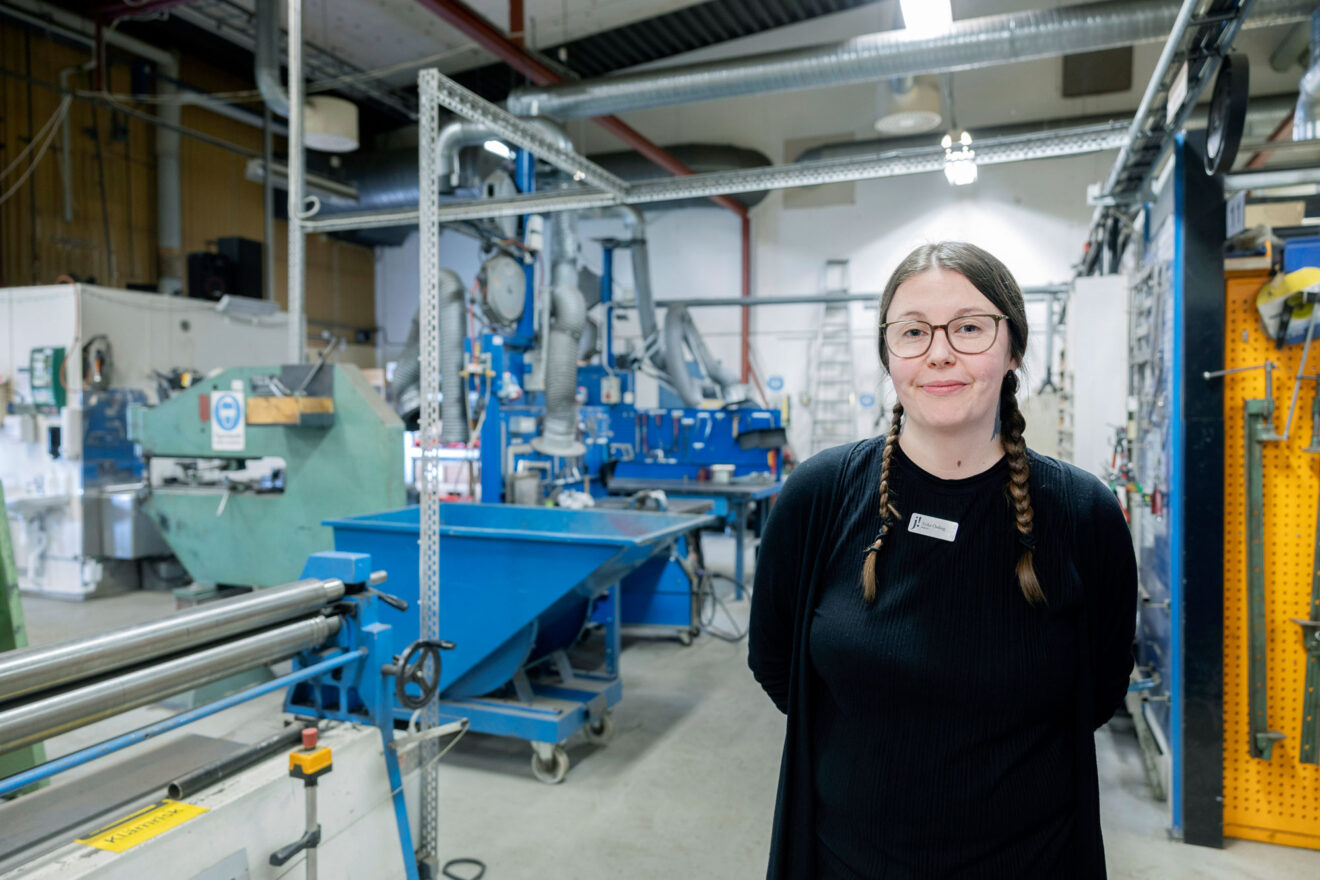 ”Eleverna har fått överblivna plåtrester att öva på. Samarbetet med Zepro har betytt väldigt mycket för oss,” säger Erika Östling. Foto: Mats Andersson