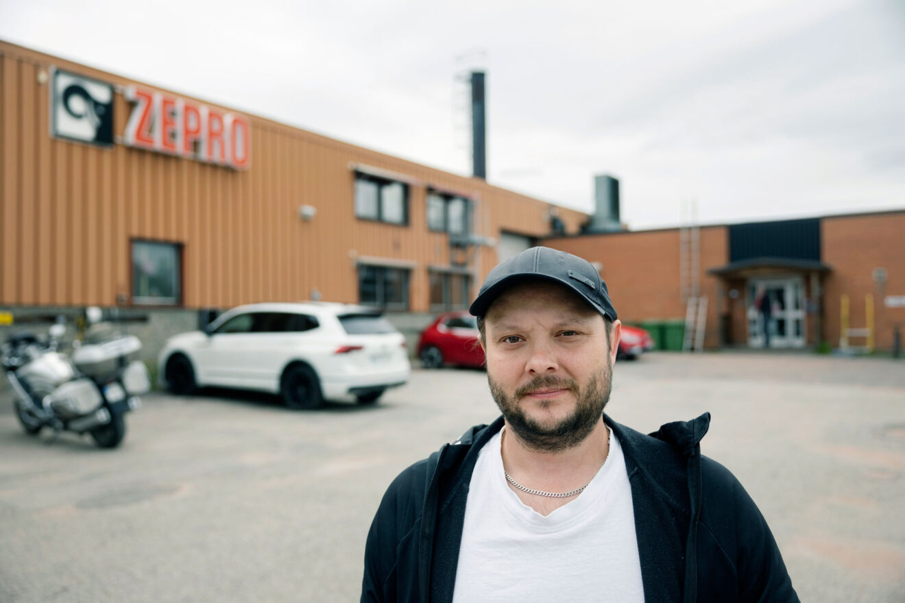 ”För mig ordnar det sig. Jag har fått jobb hos min tidigare arbetsgivare. För andra är det värre,” säger Christoffer Gunnarsson på IT-avdelningen som långpendlar från Hudiksvall till Bispgården två dagar i veckan. Foto: Mats Andersson