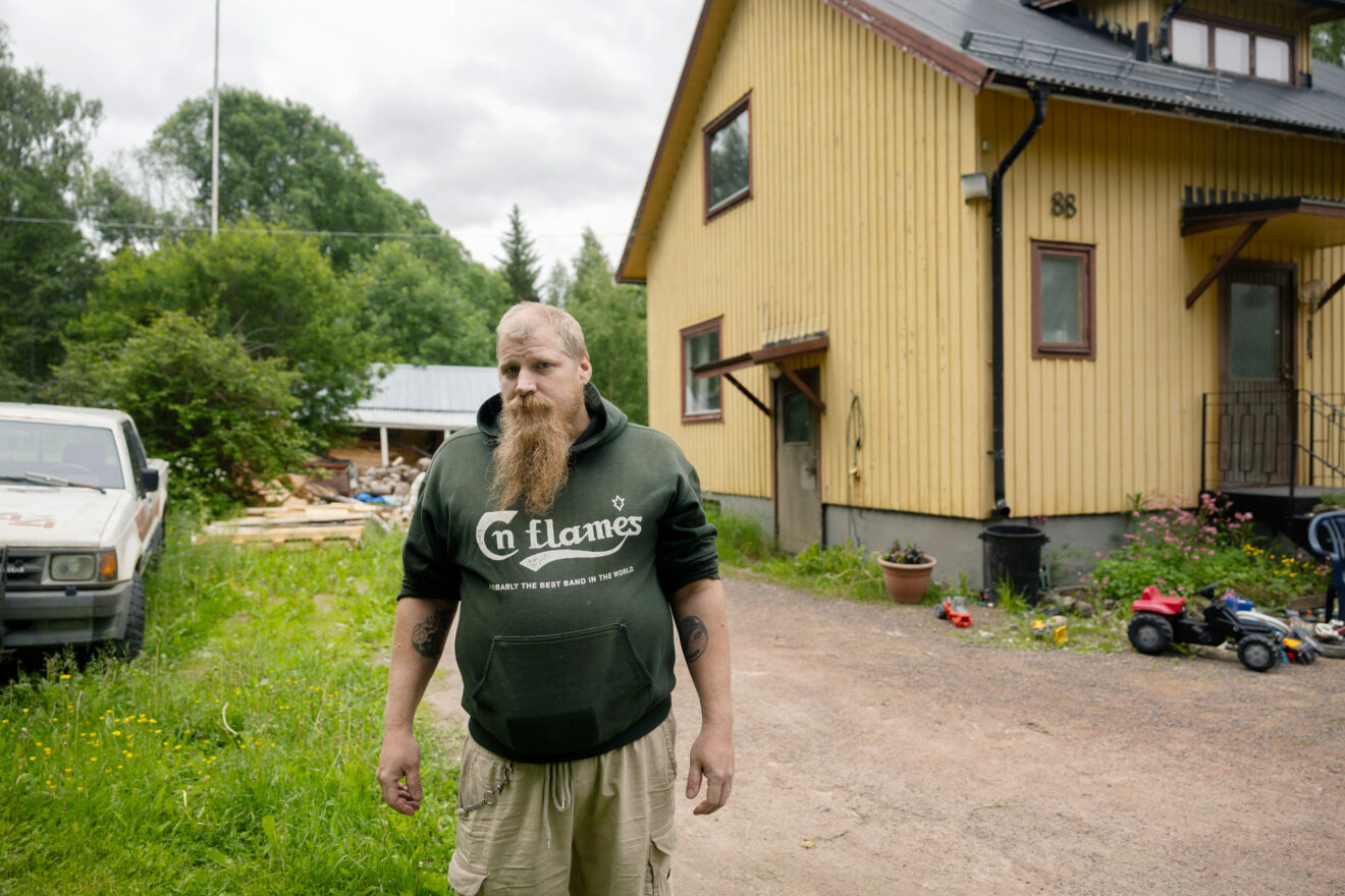 ”Att allt det här ska ta slut känns hemskt, tryggheten är borta,” säger Andreas Lind. För 15 år sedan flyttade familjen till Bispgården. Både Andreas och hans fru Sandra blir av med jobbet när Zepro läggs ner. Foto: Mats Andersson
