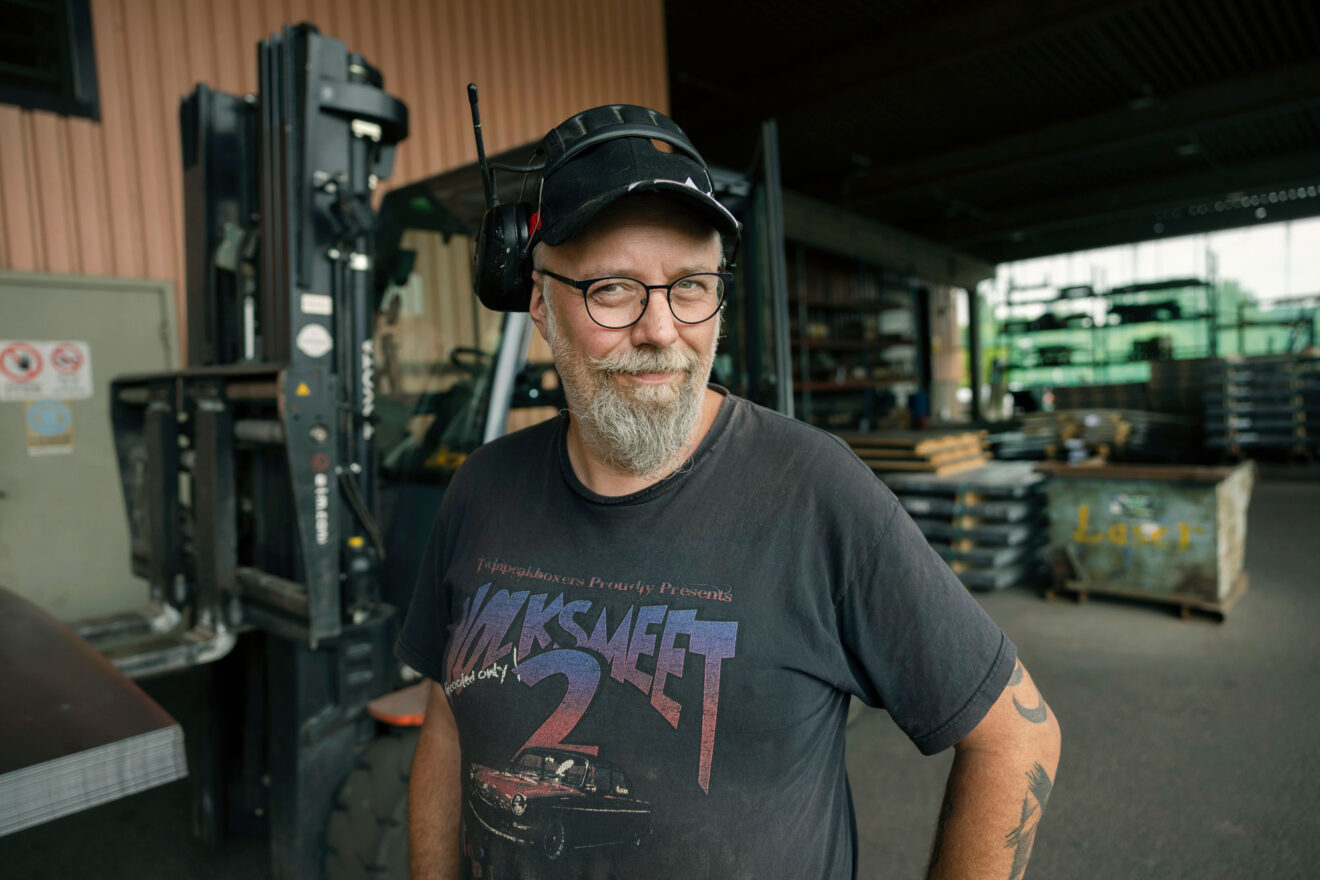 ”Jag har jobbat på fabriken sedan 1997 och det var länge sedan vi hade så mycket att göra som nu,” säger Jan Selander. När företaget gav besked om nedläggning erbjöds personalen att flytta med fabriken till Polen. Ingen har nappat på erbjudandet. Foto: Mats Andersson