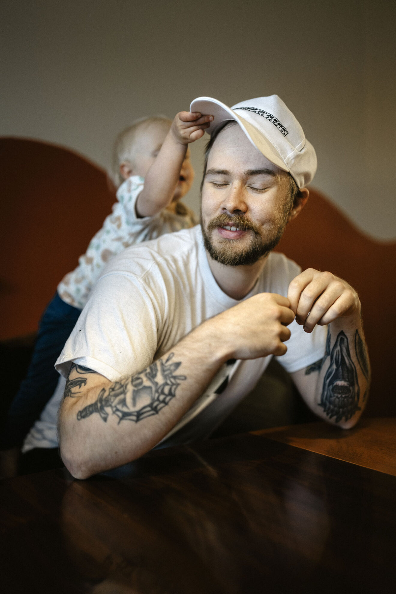 Koncentration. Tage, 2 år, testar pappa Oskars simultanförmåga under intervjun. Foto: David Lundmark