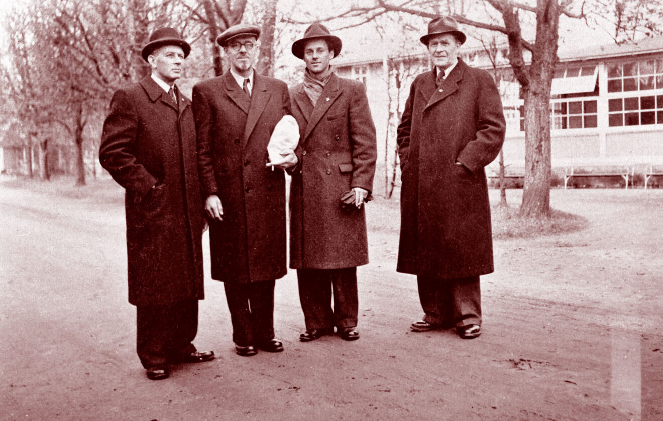 Maj 1945. Äntligen en fri man. Josef Larsson, med en påse färska wienerbröd i handen, tas emot i Helsingborg av det norska metallfackets kassör Hans Hegg, sonen Knut Larsson och en representant för Metallavdelningen i Helsingborg. Foto: Arbejdebevaegelsens arkiv og bibliotek